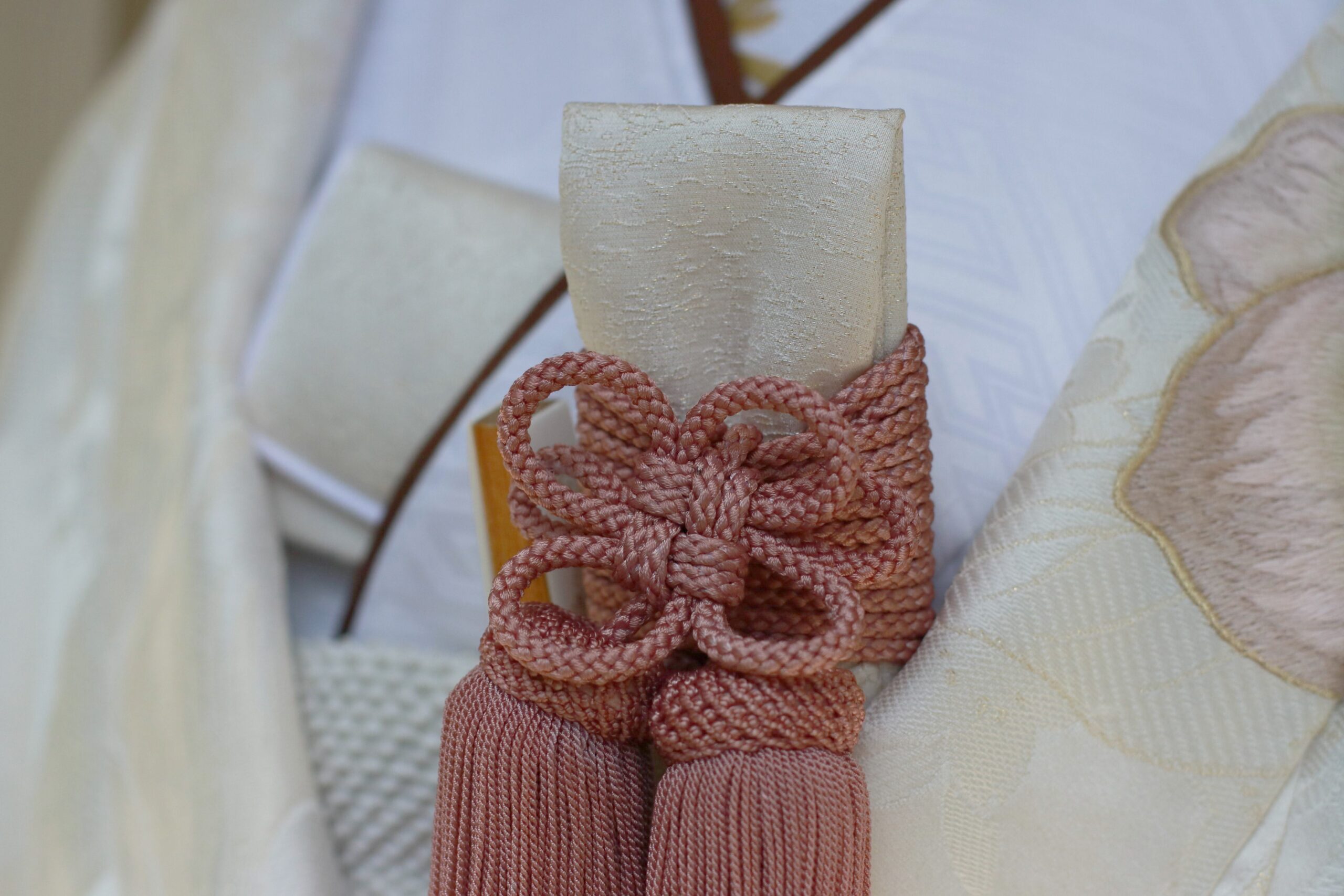 トリート ドレッシング大阪店よりご紹介する白無垢の華やかさを引き立て気品溢れるコーディネート