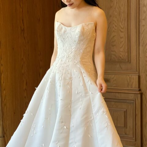 ザトリートドレッシング名古屋店がおすすめする、Aラインのシルエットが美しいAラインのウェディングドレスのご紹介