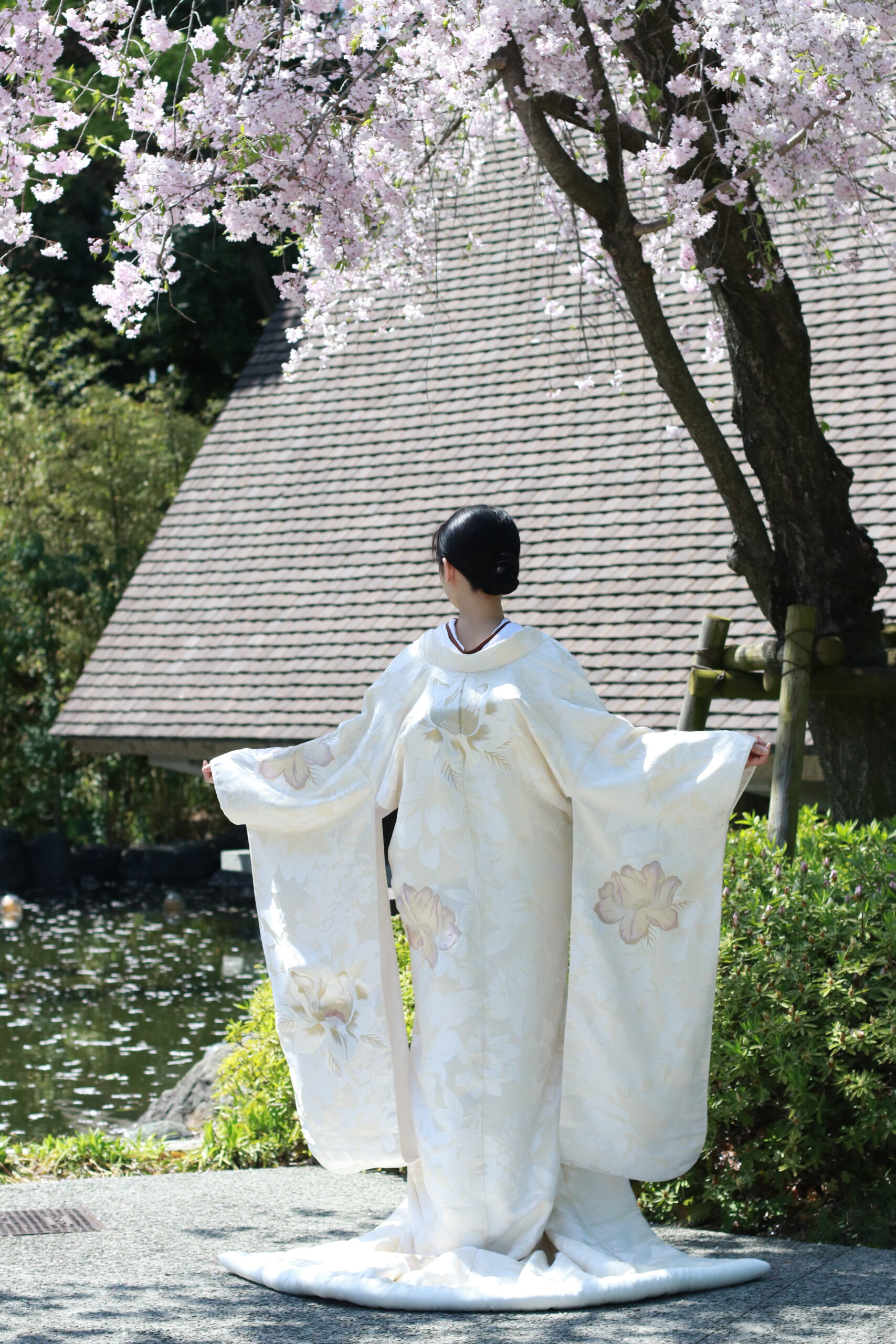 トリートドレッシング大阪店限定の白無垢は芍薬と桜が華やかで立体的なデザインが大阪で結婚式を挙げられる花嫁におすすめです