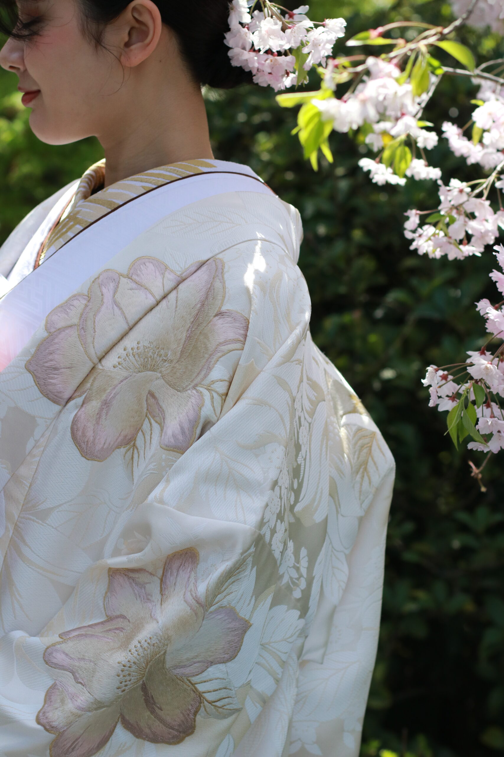 芍薬のお花を緞子織と刺繍で織りなす絵柄の濃淡が美しい白無垢