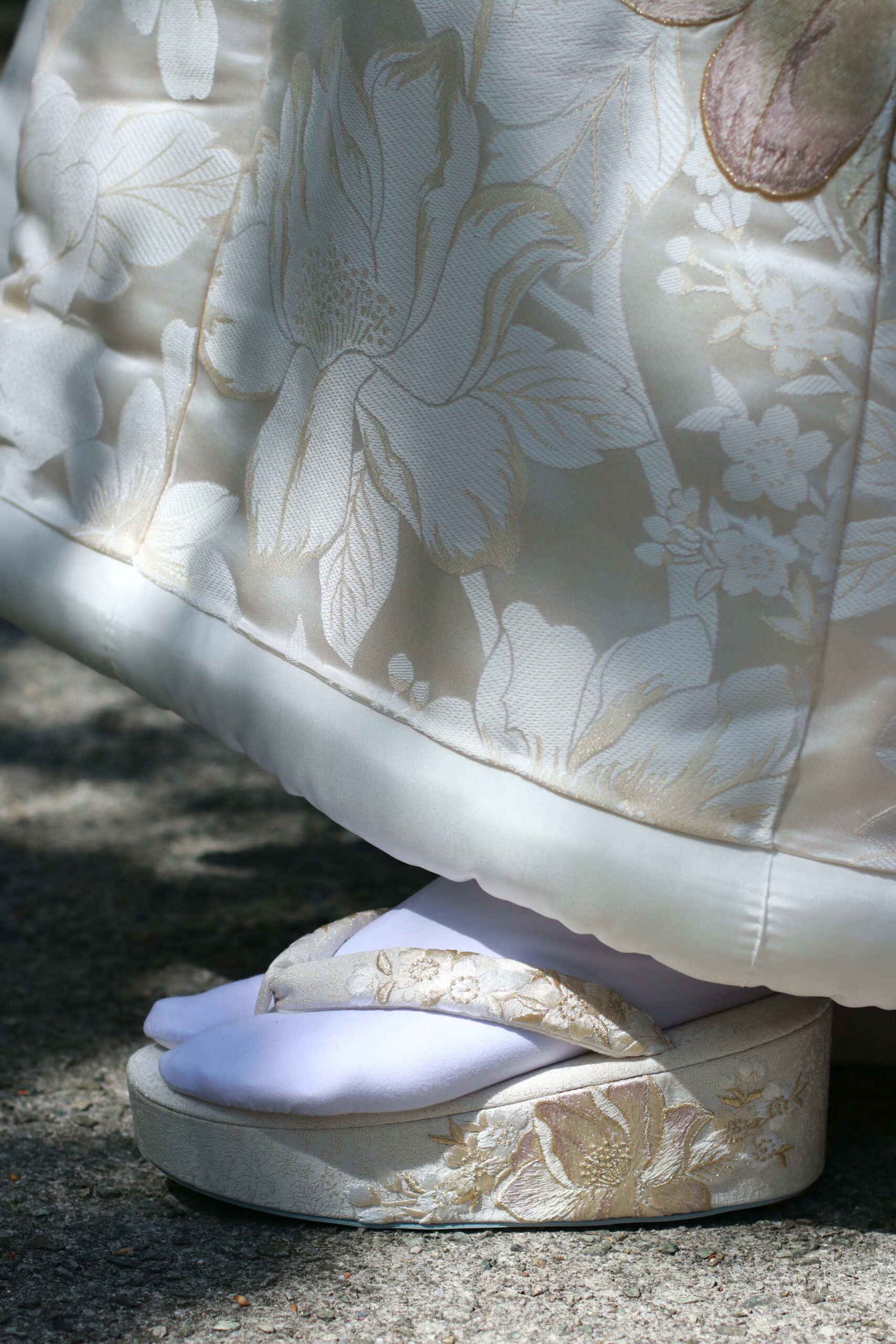 ザ トリート ドレッシング大阪店よりご紹介する繊細な絵柄が浮き出るようなデザインの草履と合わせた新作白無垢のコーディネート