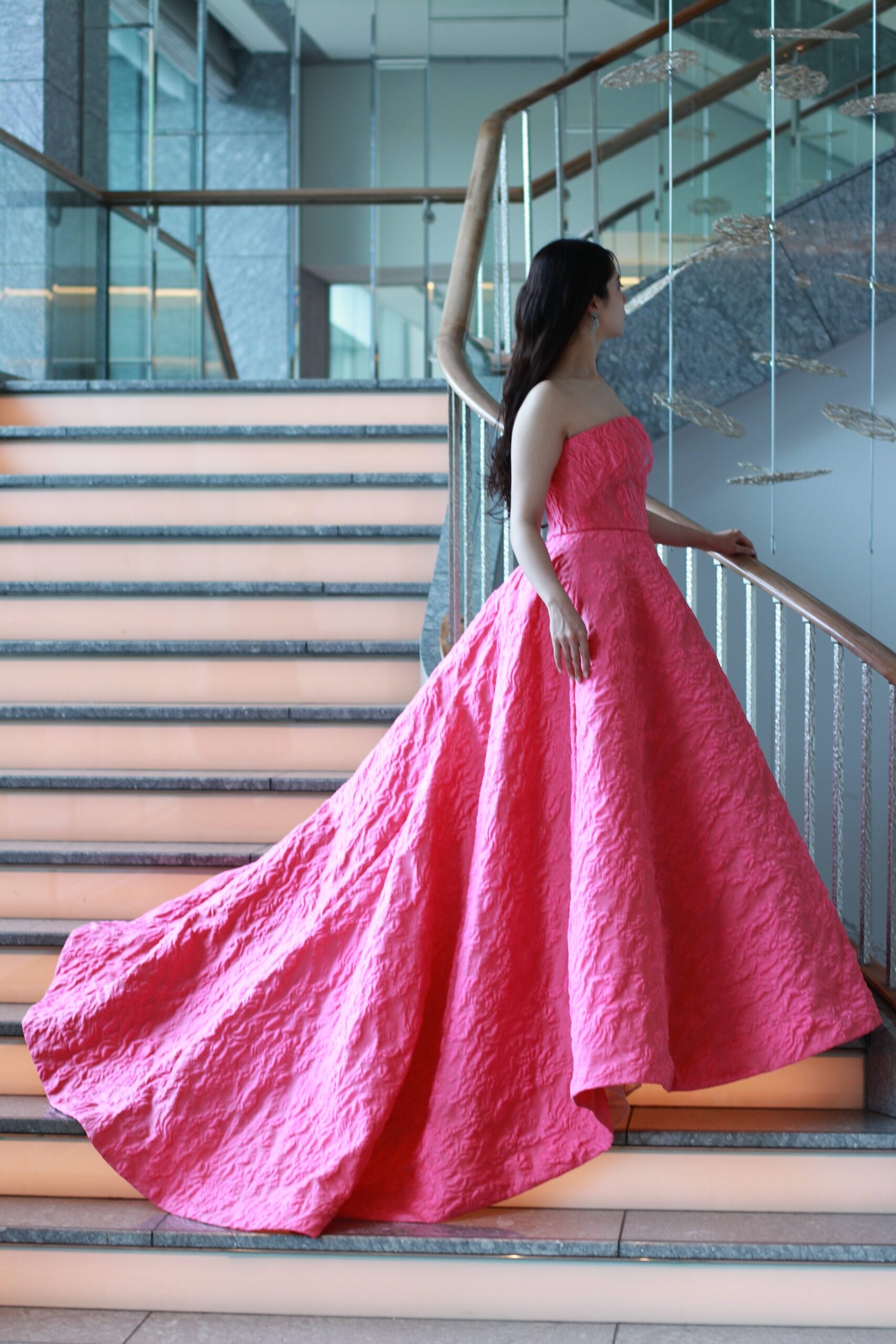 東京の人気会場であるパレスホテル東京の山吹で結婚式を挙げられる花嫁におすすめのピンクのプリンセスラインのモニーク ルイリエの新作カラードレスをおすすめのコーディネートと共にご紹介いたします