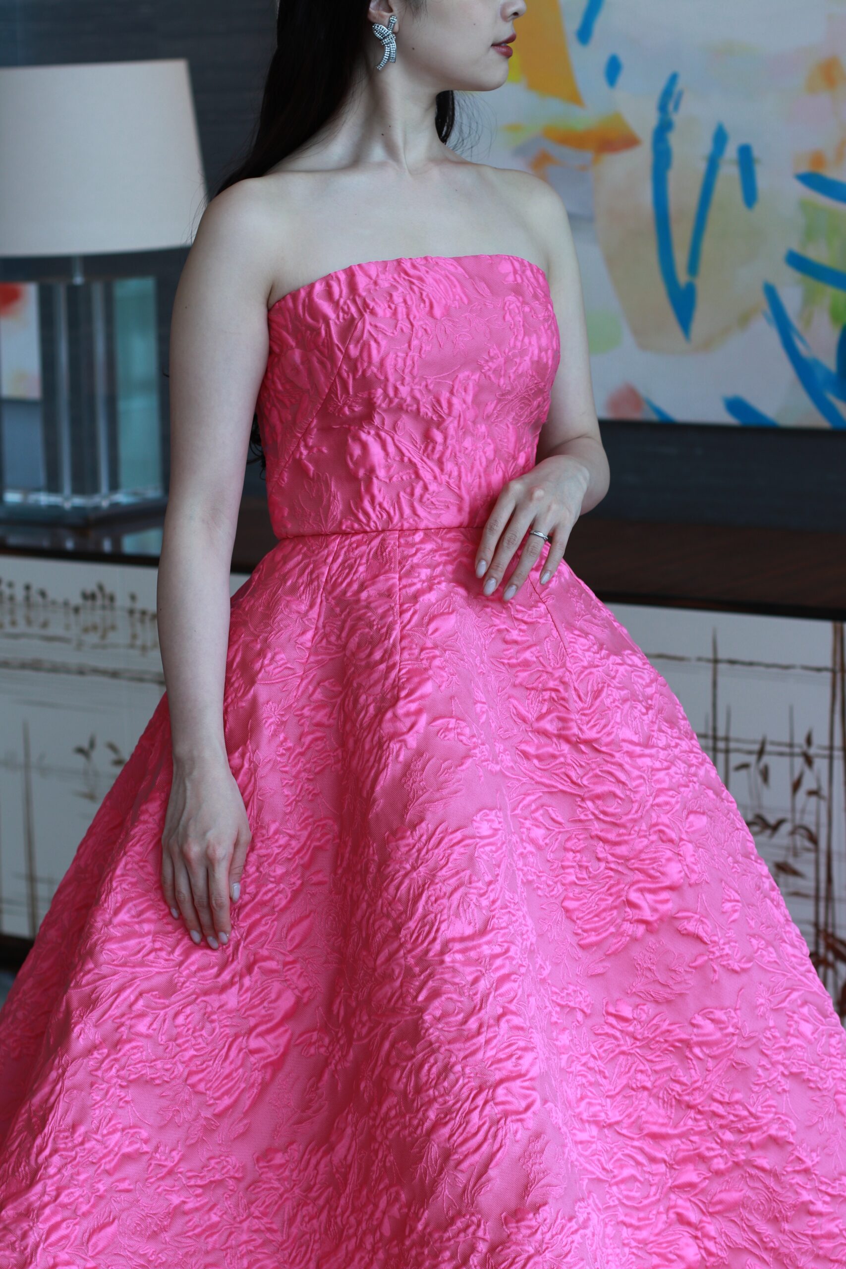 パレスホテル東京の山吹で結婚式を挙げられる花嫁におすすめのモニーク ルイリエより届いた新作カラードレスはフラワーモチーフのジャガードのファブリックがファッショナブルでありながらもどこかロマンティックで幸福感溢れるデザイン