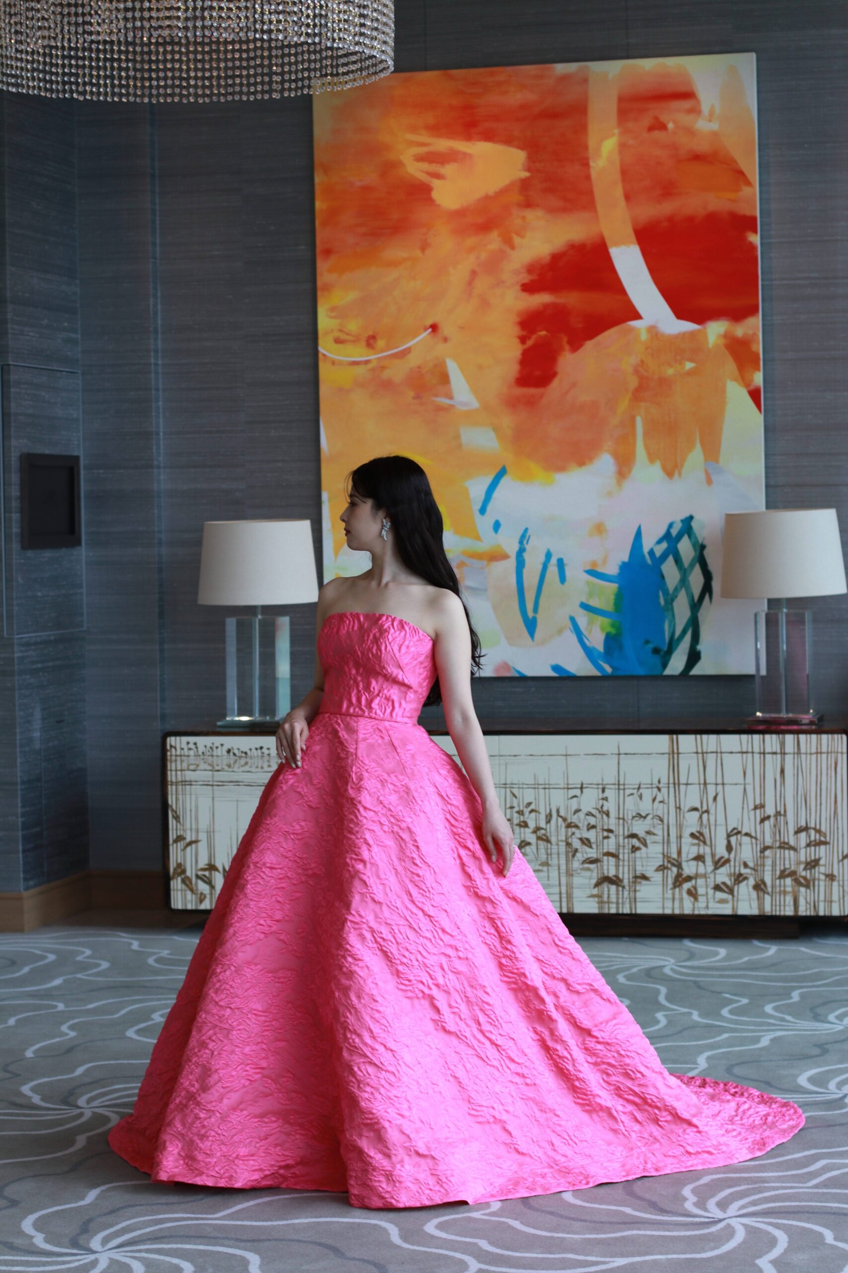 トリートドレッシングが取り扱っているモニーク ルイリエより届いた新作のカラードレスは一際目を惹くエネルギッシュなビビットピンクのプリンセスラインのデザイン
