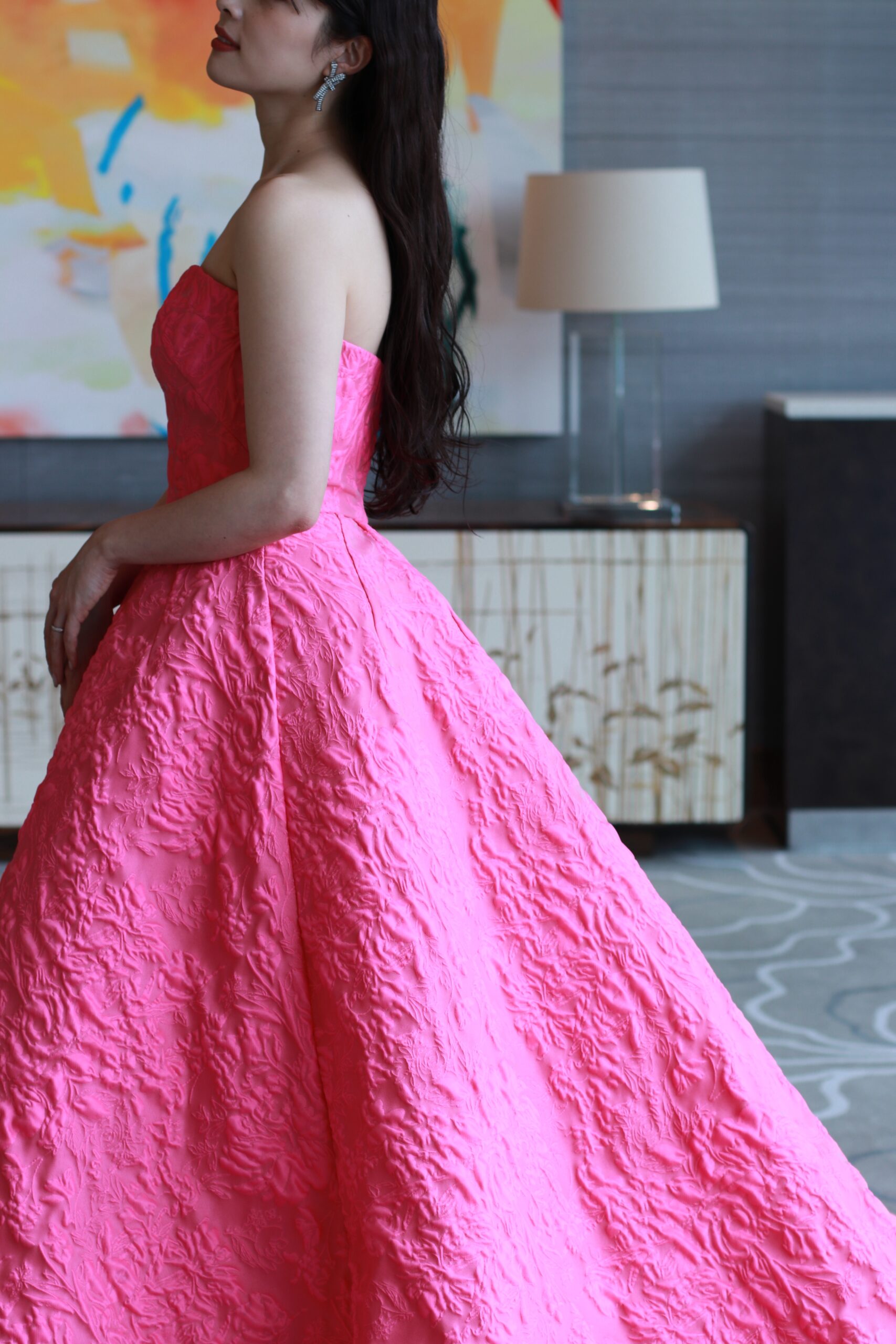 パレスホテル東京で結婚式を挙げられる花嫁におすすめしたいお色直し衣装としてモニーク ルイリエの新作カラードレスをご紹介いたします