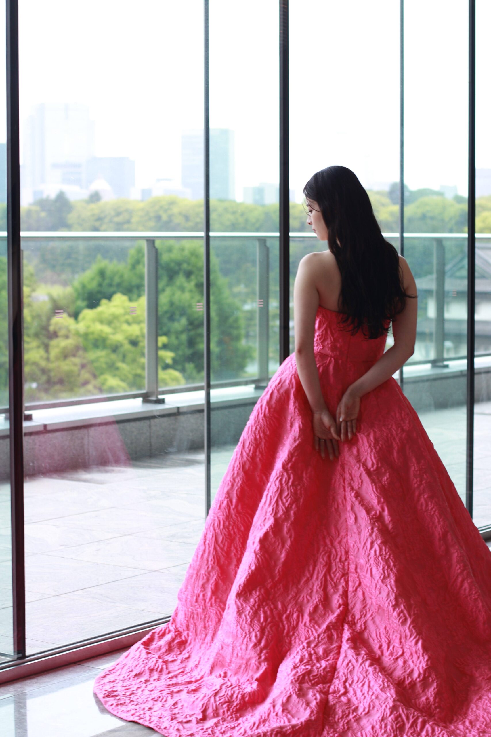 パレスホテル東京の山吹の披露宴会場でお召しいただきたいモニーク ルイリエのプリンセスラインのビビットピンクの新作カラードレスがザ トリートドレッシングアディション店に入荷いたしました