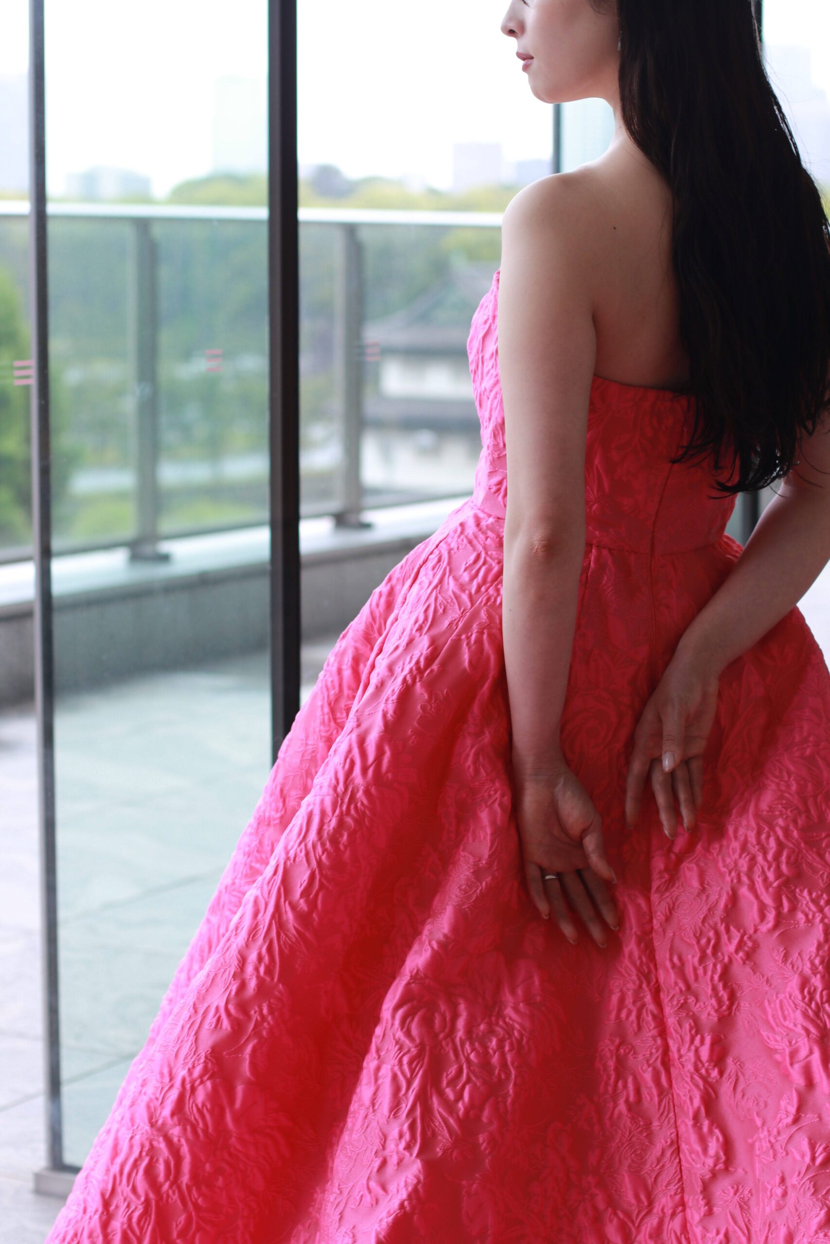 トリートドレッシングが取り扱っているモニーク ルイリエより届いた新作のカラードレスはシルエットが美しいプリンセスラインのビビットピンクのカラーでジャガード生地が目を惹くスペシャルな一着です