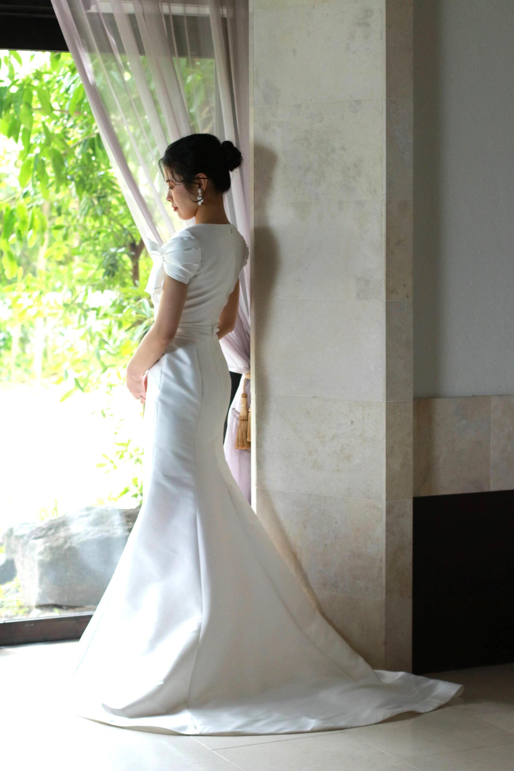 スタイルが綺麗に見えるリーム アクラのマーメイドラインの新作ウェディングドレスは、豪華に広がるトレーンが主役らしいゴージャス感を叶えていただけます