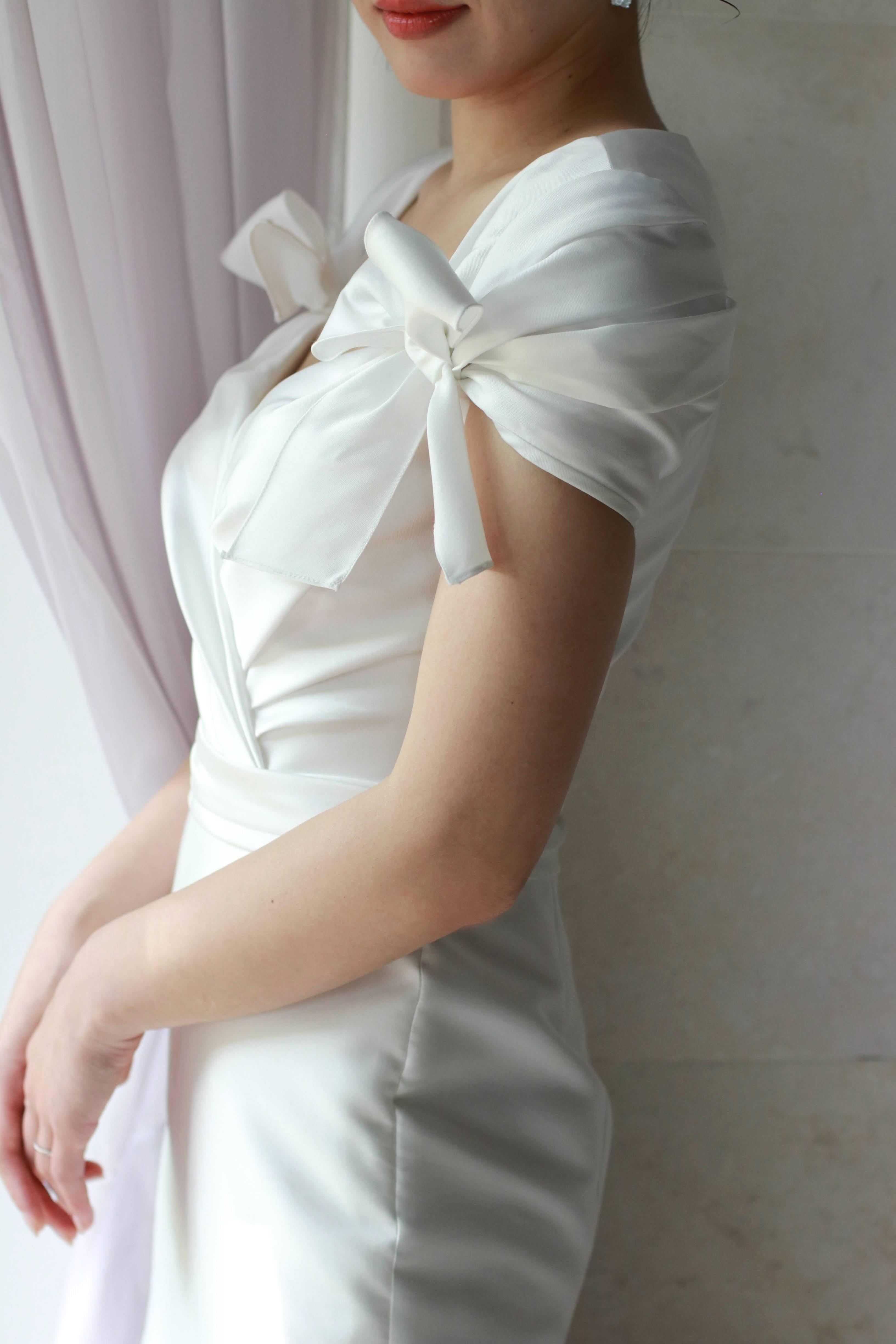 肩つきのリボンモチーフのデザインが安心感のあるリーム アクラの新作ウェディングドレスは、ザ ルイガンズとウィズ ザ スタイルが提携結婚式場であるトリート福岡店でレンタルいただけます