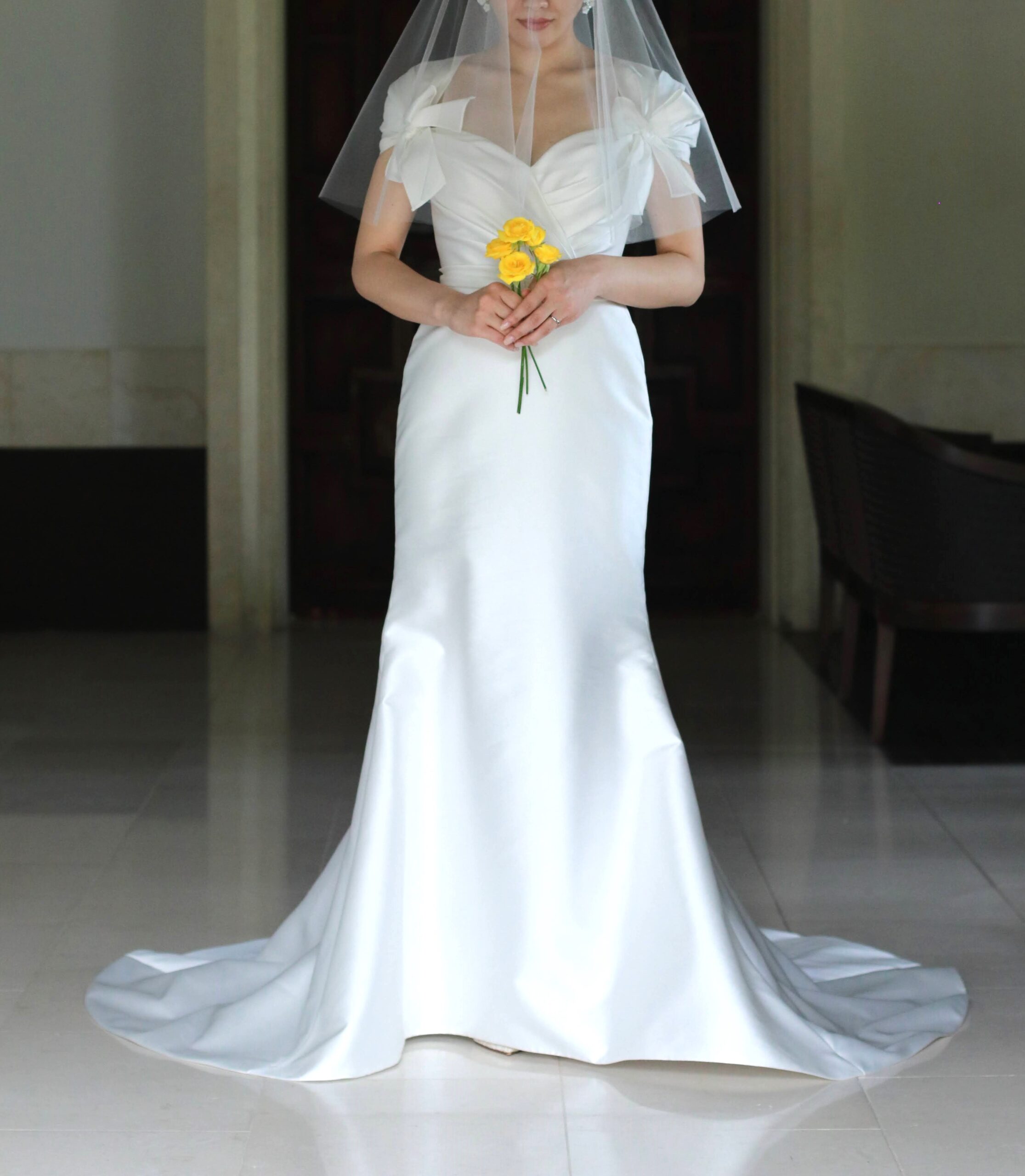 トリートドレッシング福岡店に届いたリーム アクラの新作ウェディングドレスは、光沢のあるミカドシルクとリボンモチーフのデザインが華やかで主役感のある一着です