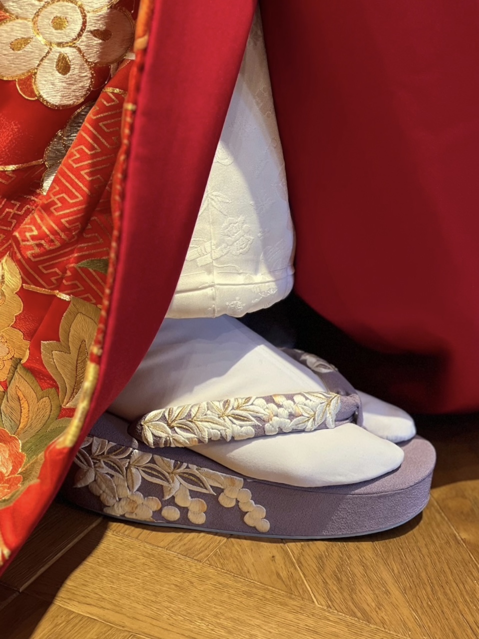 名古屋エリアの結婚式におすすめのレンタル色打掛に合わせて藤色の華やかな草履のコーディネートをザトリートドレッシング名古屋店よりご紹介いたします