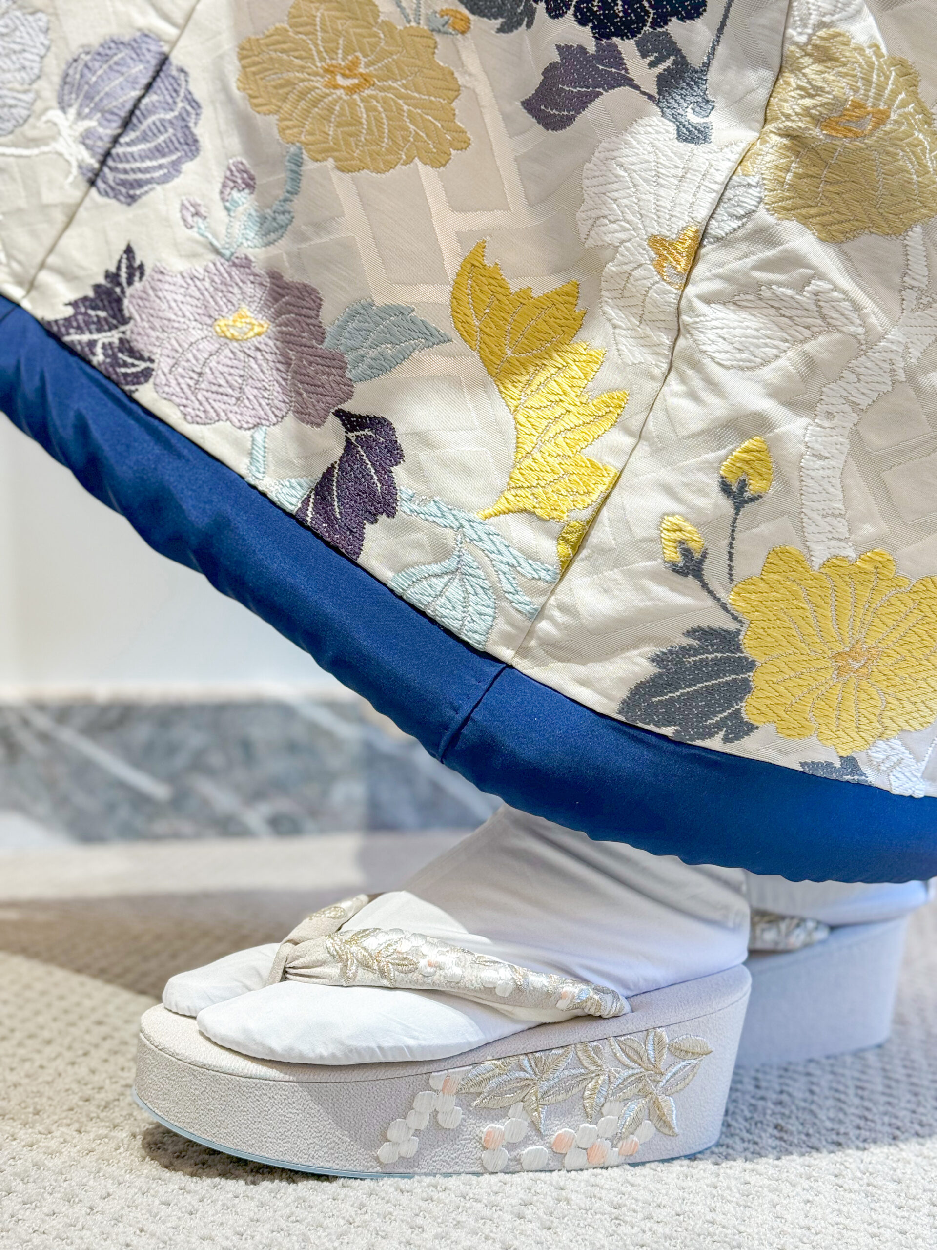 旧居留地や神戸での前撮りにもおすすめな、白と青と黄色の色打掛に合わせた和装コーディネートのご紹介