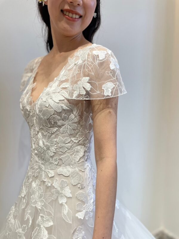 新作のミラ ズウィリンガーのウェディングドレスはウエストにかけてのAラインのシルエットが美しく女性らしさを演出します