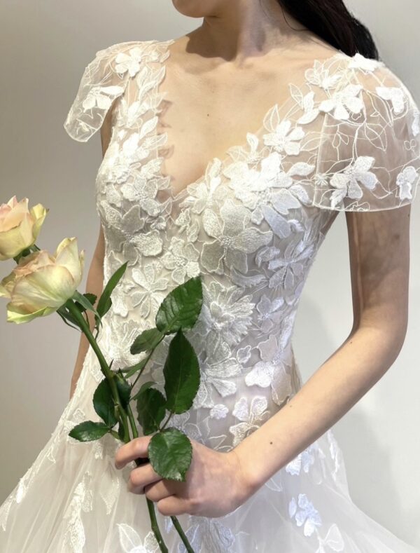 長年お付き合いさせていただいているブランド、ミラ ズウィリンガーよりトリートドレッシング神戸店に透明感溢れるチュールのAラインが美しいドレスが入荷いたしました。