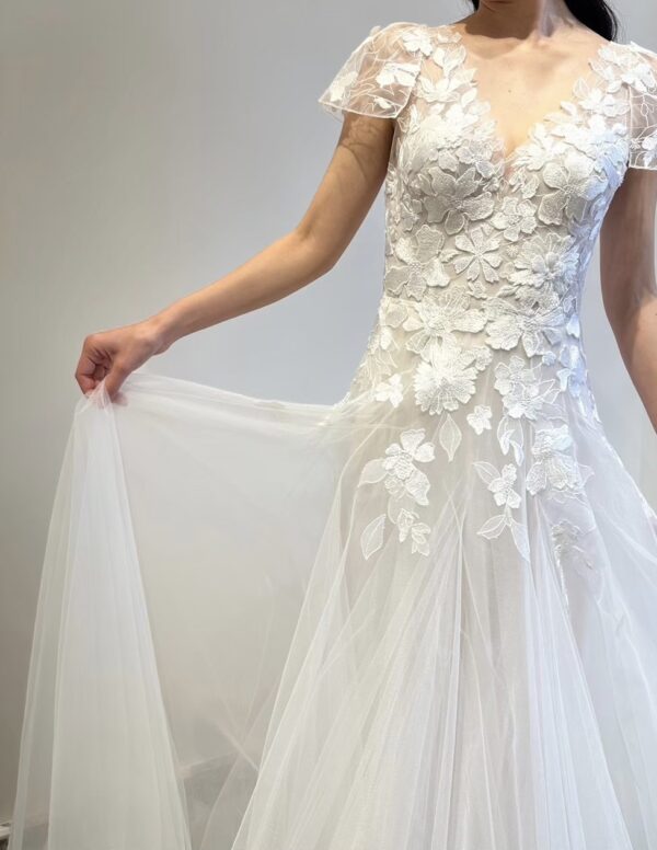 透明感あるのチュール素材のウェディングドレスに合わせて抜け感のあるコーディネートをトリートドレッシング神戸店よりご紹介いたします。