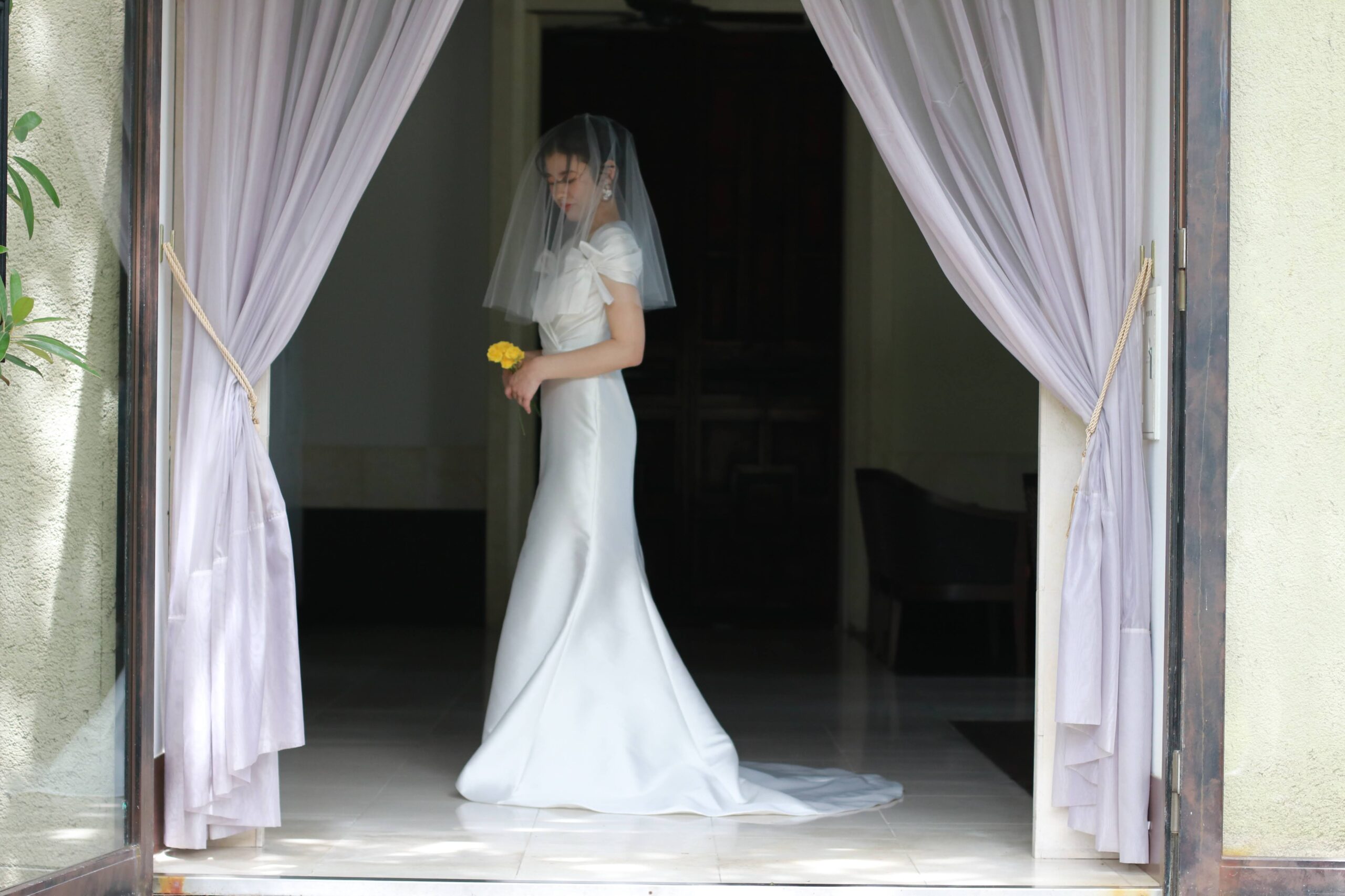 トリート ドレッシングのアトリエから誕生したトリート メゾンのショートベールは、シンプルでありながらもどこかフェミニンで上品な印象を醸し出します