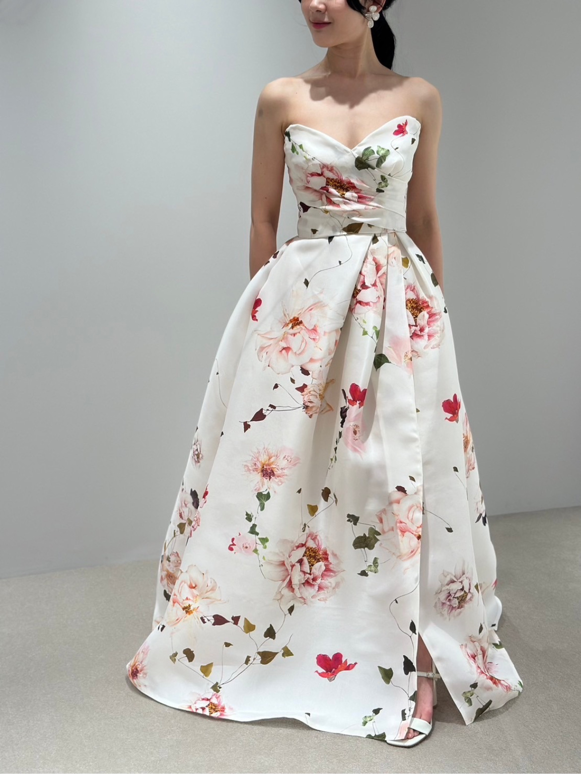 大阪のナチュラルな会場でアットホームなパーティーにおすすめしたいフラワープリントが美しいAラインのカラードレス