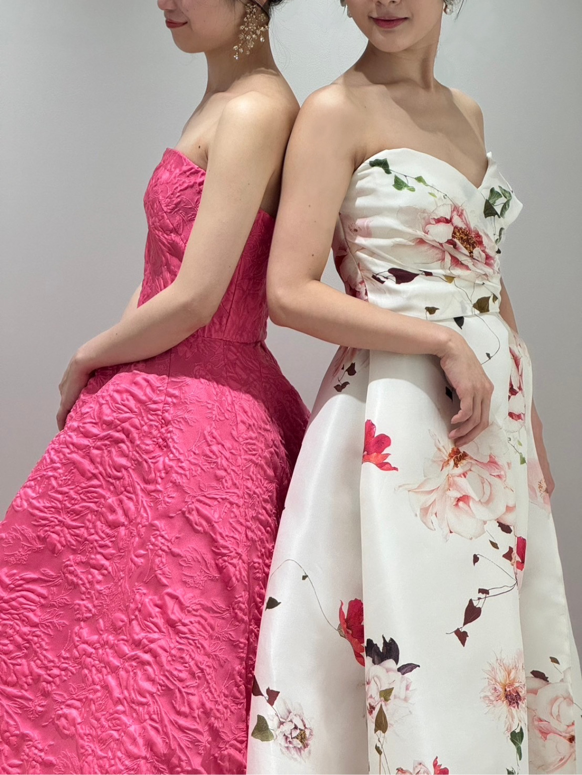 ザトリートドレッシングよりご紹介するモニークルイリエの色鮮やかなビビットピンクが魅力のカラードレスとフラワープリントがフェミニンで優美なカラードレス