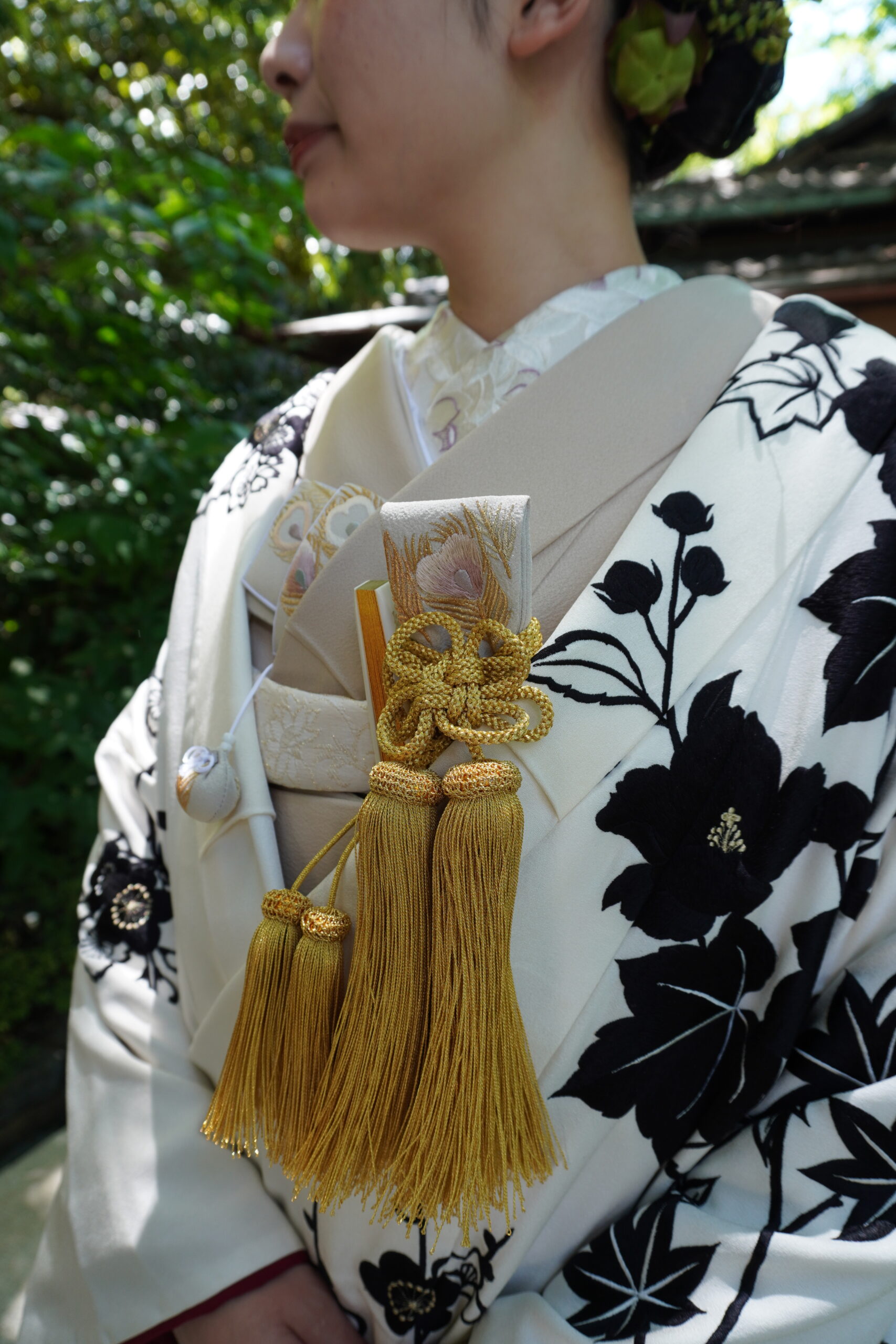 THETREATDRESSING名古屋店より濃墨色の色打掛におすすめな和装小物を、料亭河文の花嫁にご提案いたします