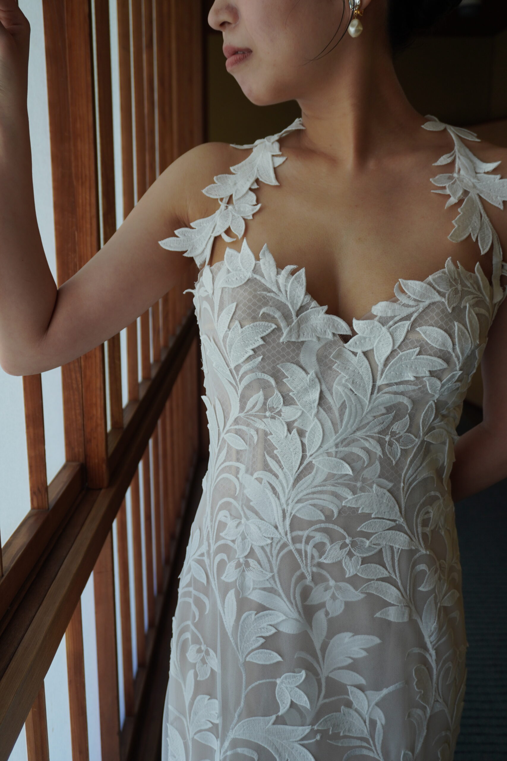 東海エリアの花嫁におすすめのオスカーデラレンタの新作ウェディングドレス、ホルターネックのレースが美しいドレスをTHE TREAT DRESSING名古屋店よりご紹介いたします