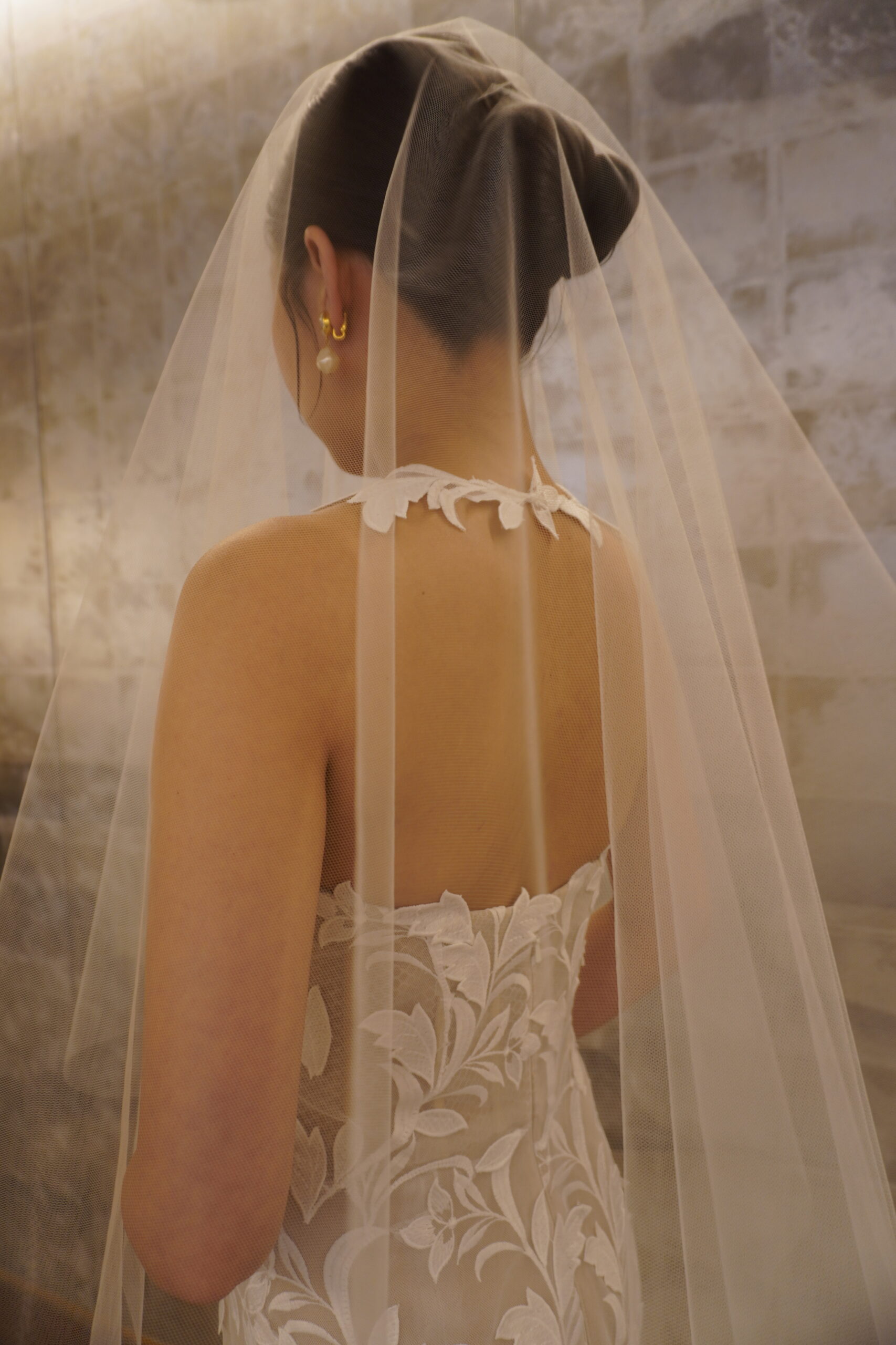 オスカーデラレンタの新作ウェディングドレスが映える、シックでモダンなコーディネートをご紹介いたします