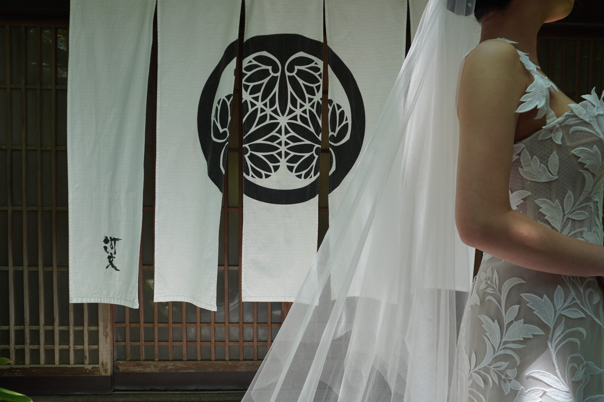 東海エリアの花嫁におすすめのオスカーデラレンタの新作ウェディングドレス、ホルターネックのレースが美しいドレスをTHETREATDRESSING名古屋店よりご紹介いたします