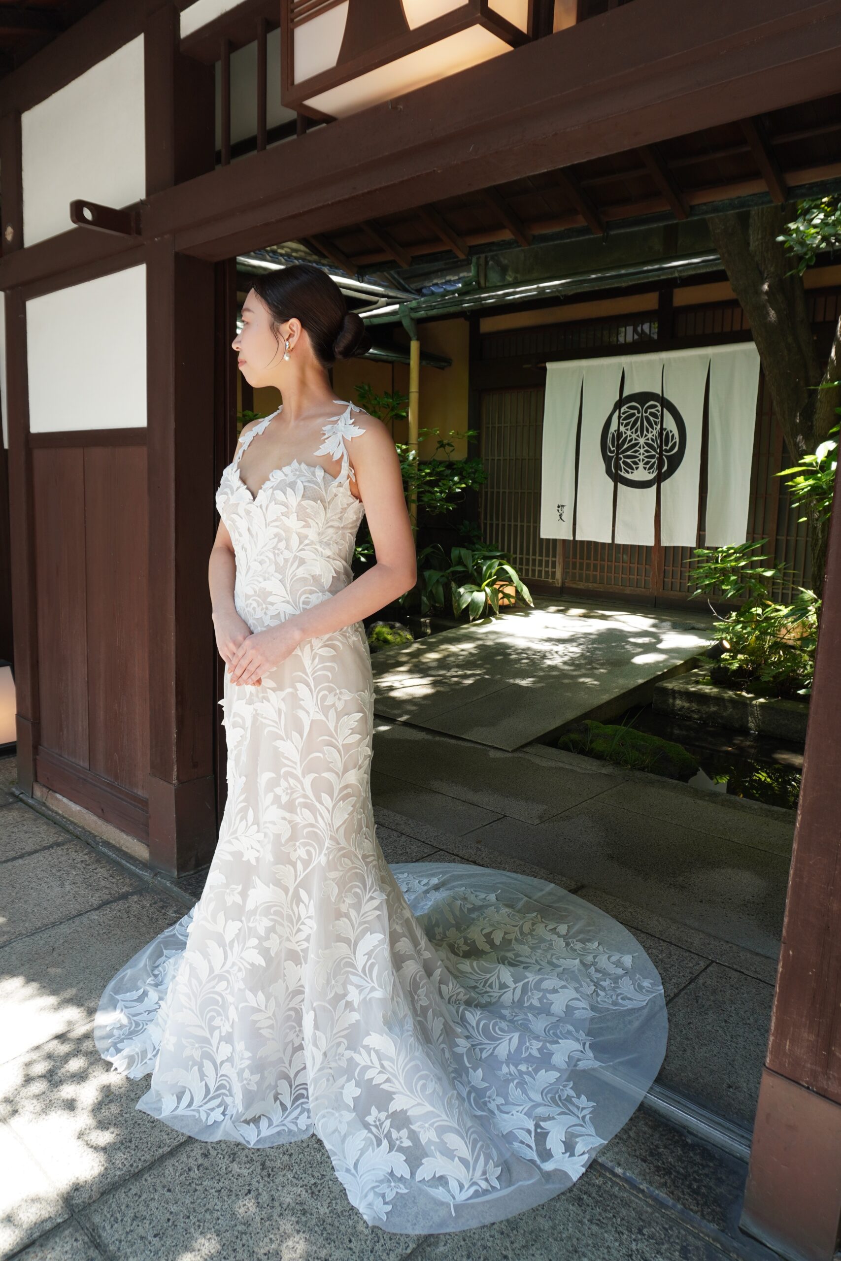 料亭河文でお式を挙げられる花嫁におすすめの新作ウェディングドレス、レースの美しいマーメイドラインのドレスをご紹介いたします