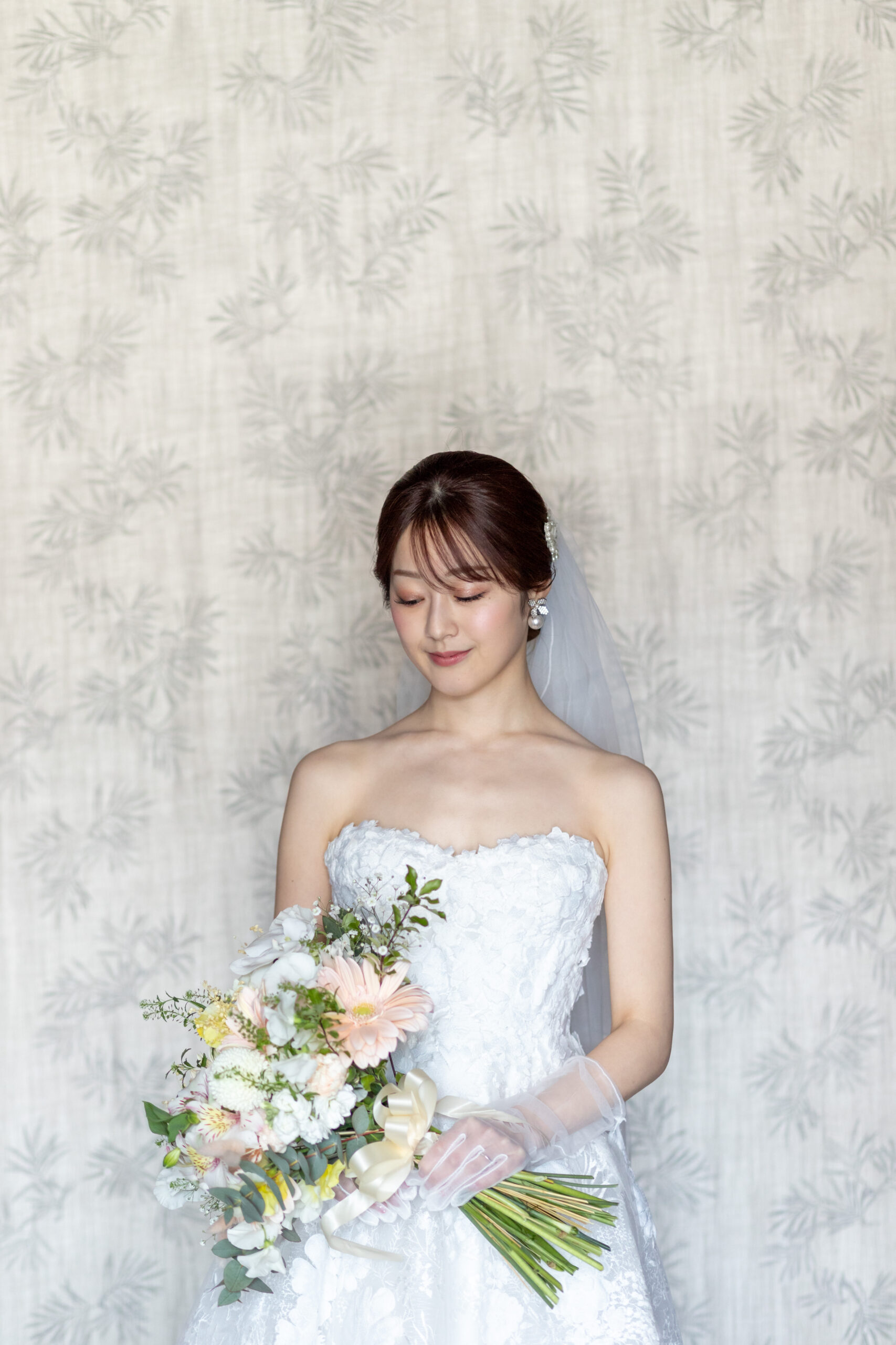 トリートドレッシングにてお取り扱いのあるAラインのレースや刺繍が美しいリームアクラのウェディングドレスはアットホームな結婚式におすすめ