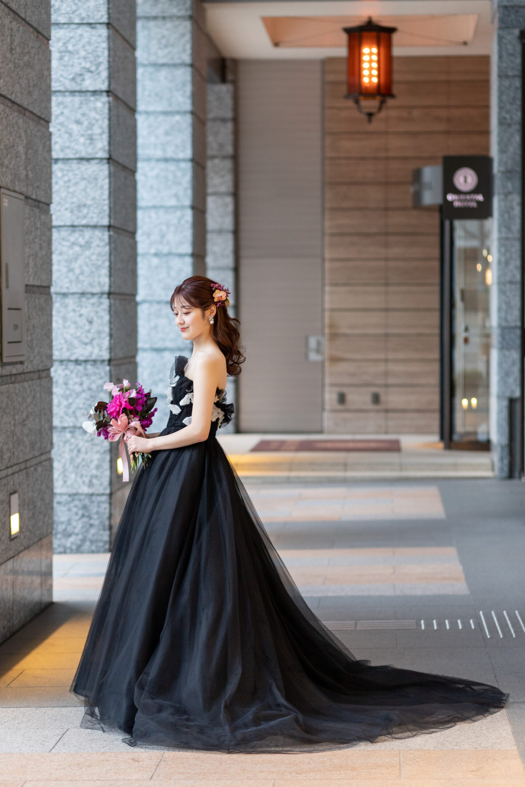 モニークルイリエのブラックのカラードレスで叶える上質なオリエンタルホテル神戸でのアットホームなご結婚式