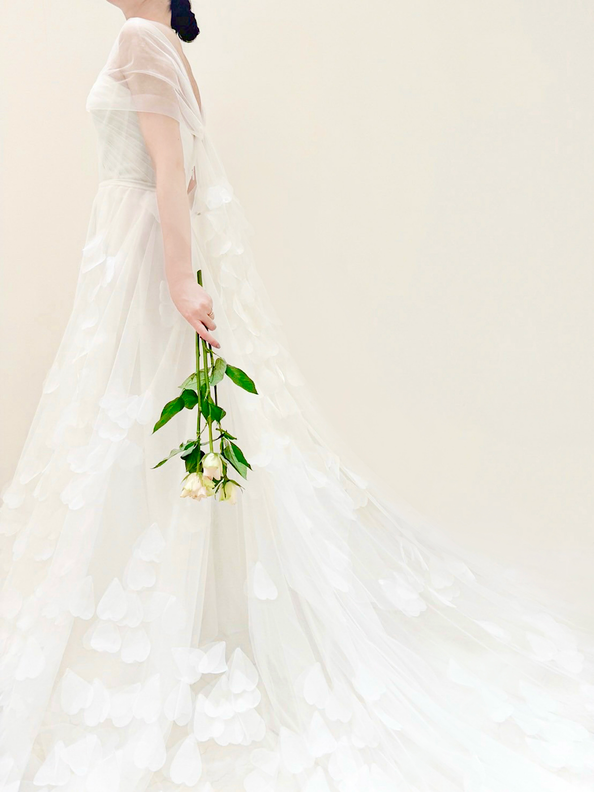 トリートドレッシングで人気の秋冬婚にもおすすめのリズマルチネスの新作ドレス