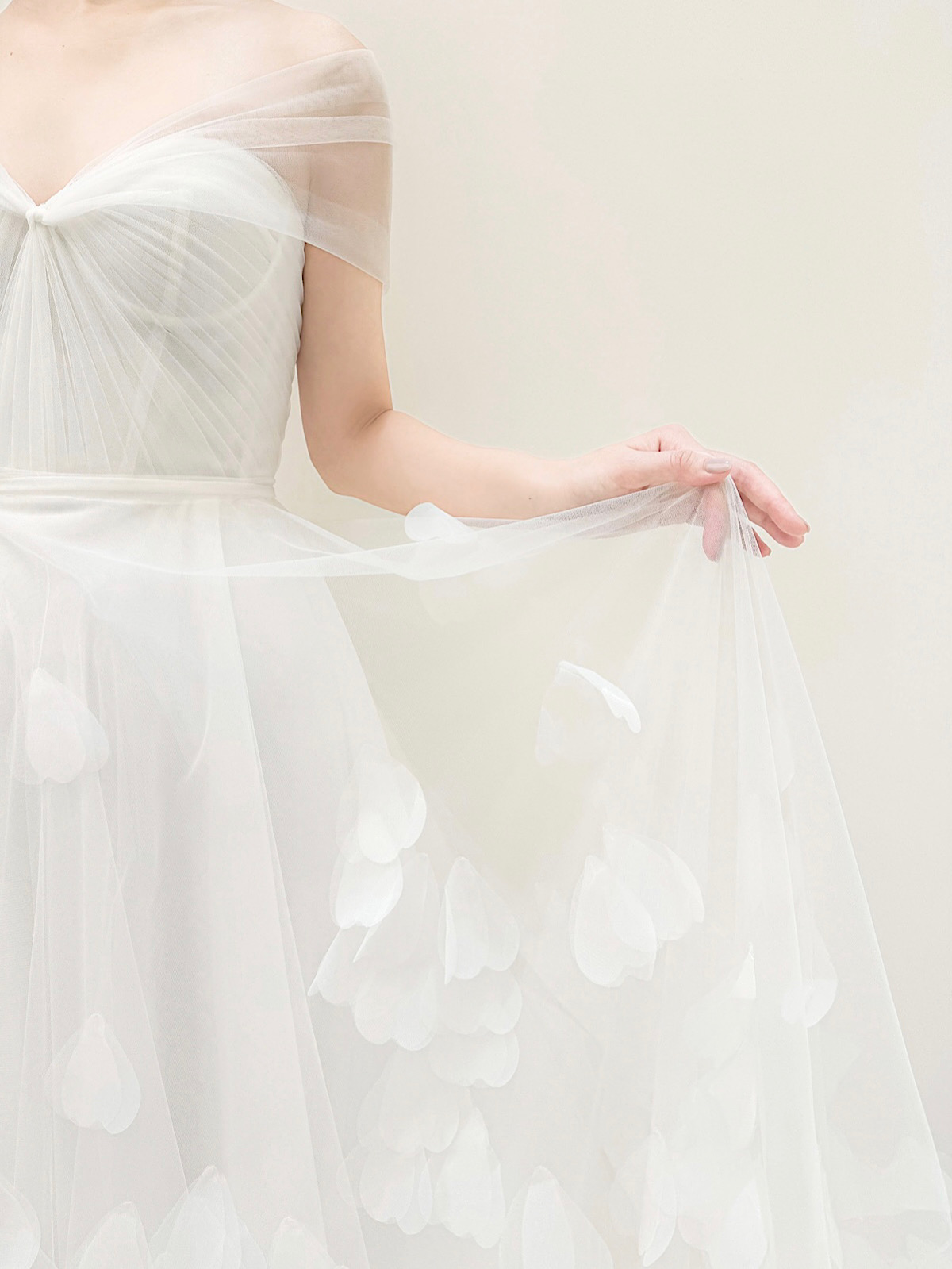 トリートドレッシングで人気の秋冬婚にもおすすめのリズマルチネスの新作ドレス