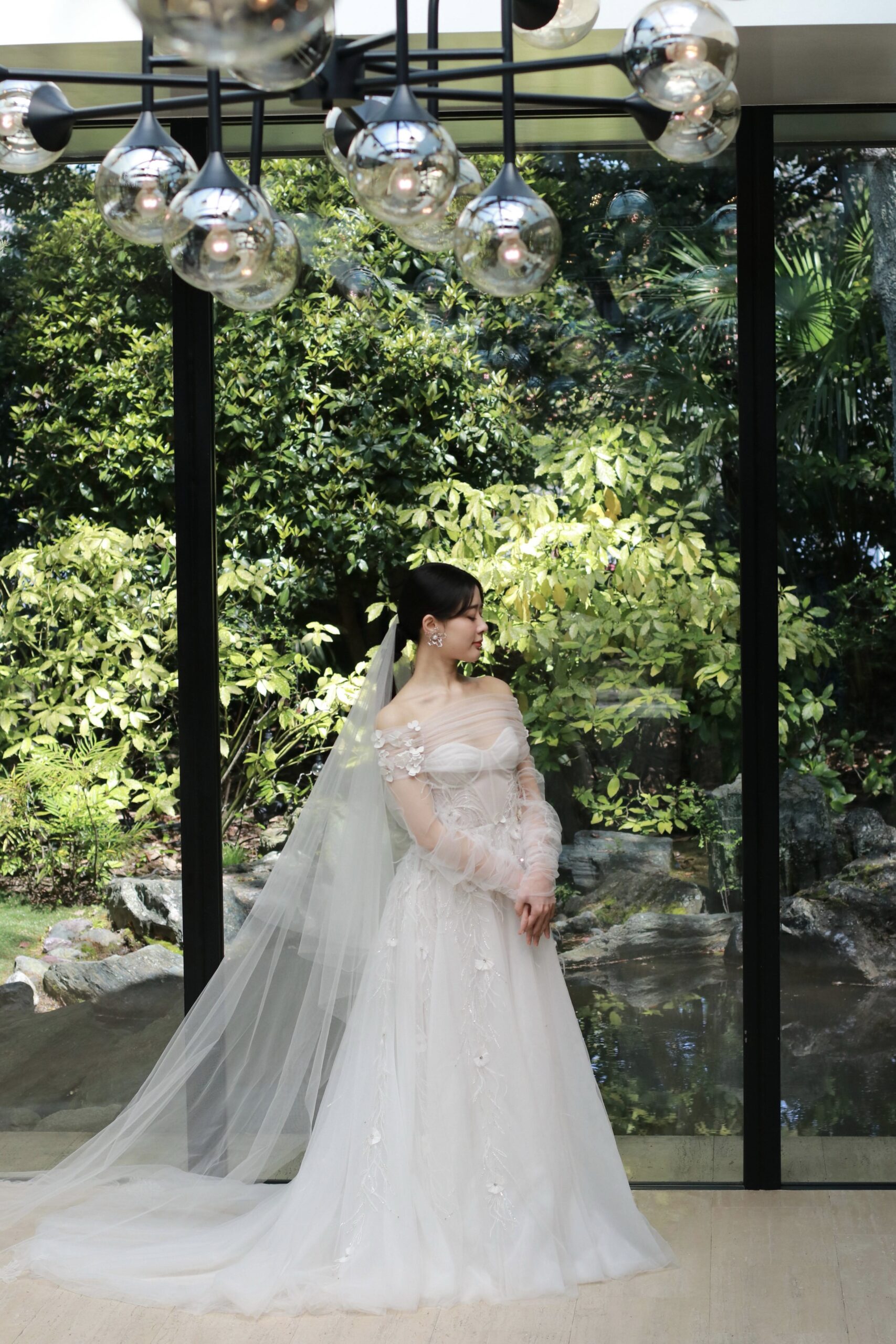 ガーデンオリエンタル大阪のガラスのチャペルで映えるトリートのチュールが可愛いAラインのウェディングドレス
