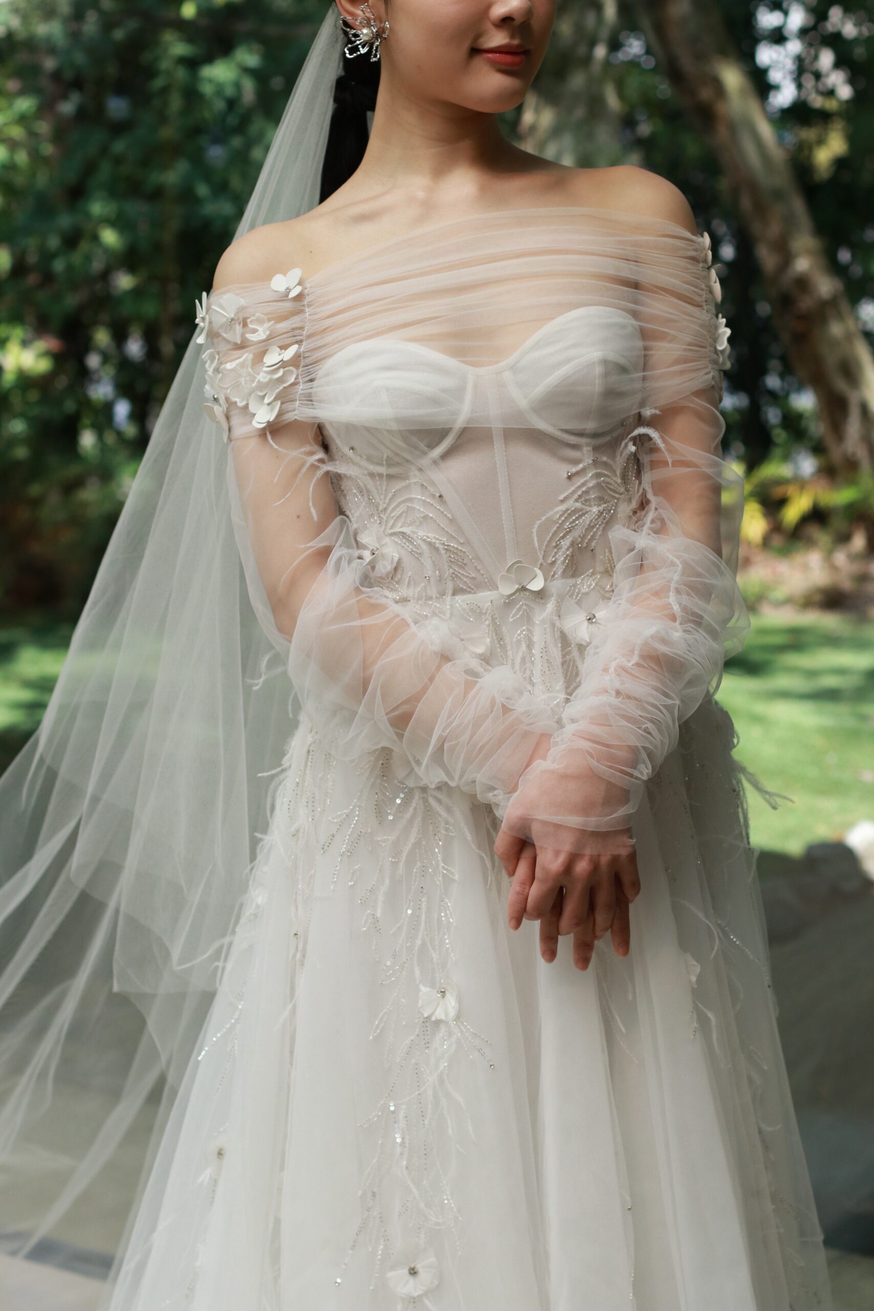 トリートドレッシング大阪店でお取り扱いしているフラワーやキラキラがついたビスチェタイプのウェディングドレスとくしゅくしゅしたトレンドのおしゃれなショール