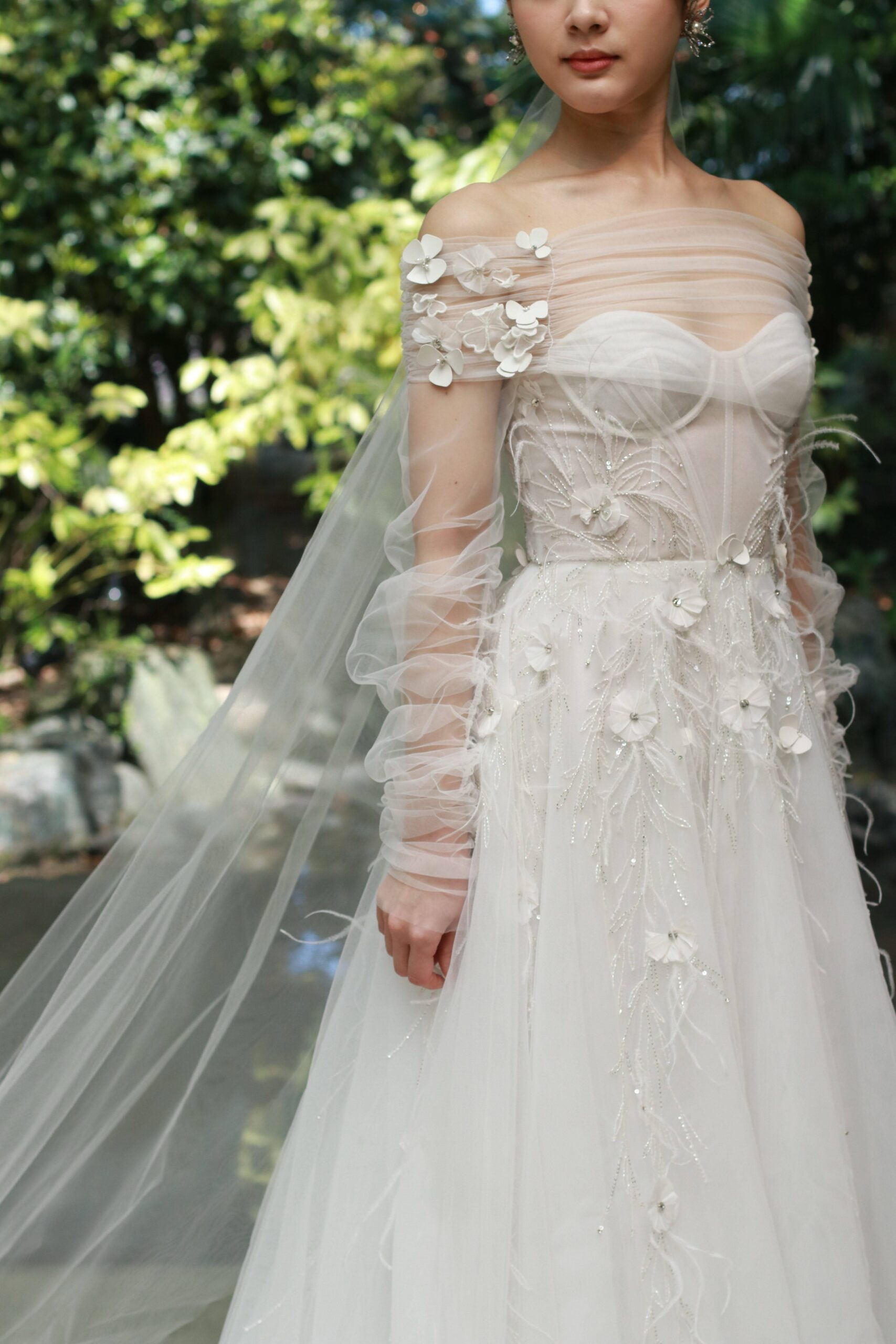 トリートドレッシング大阪店でお取り扱いしている柔らかいチュールでフラワーやキラキラした装飾が華やかなAラインのウェディングドレス