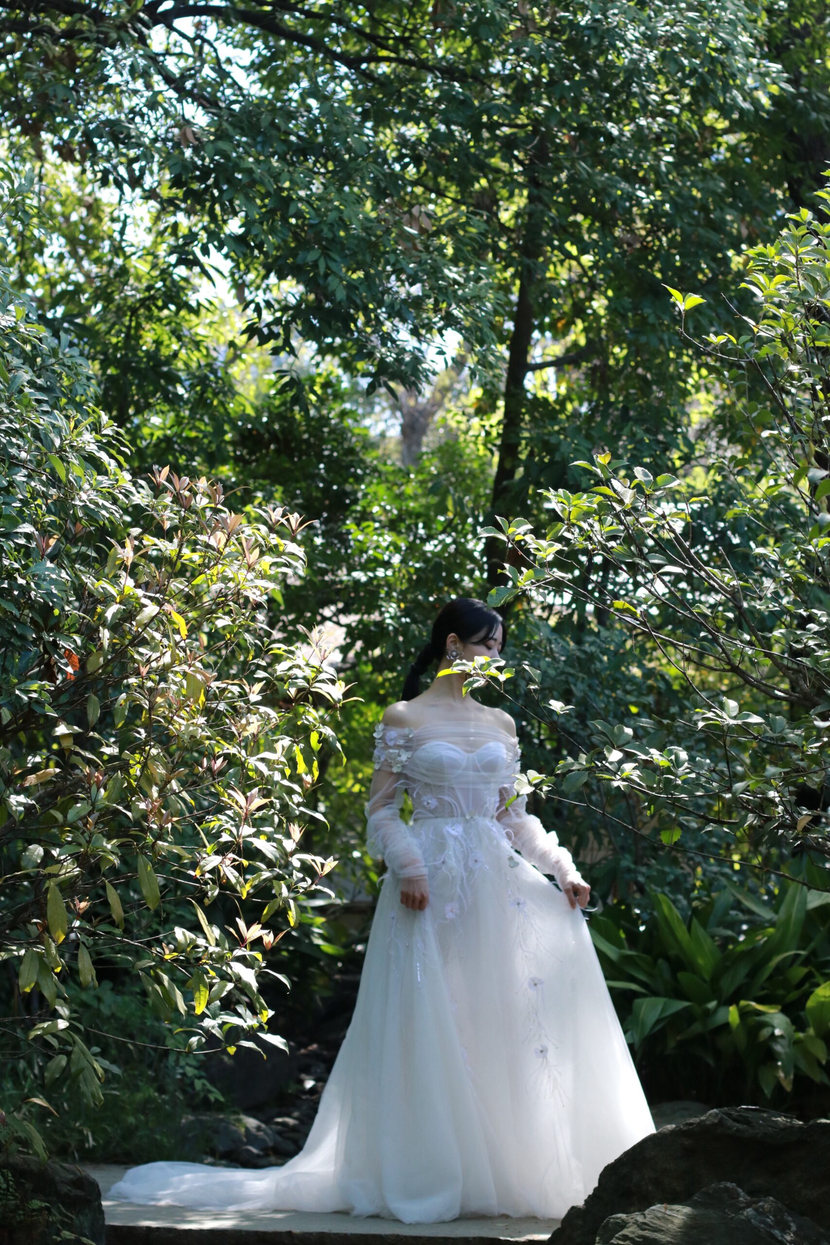 ガーデンオリエンタル大阪の緑に映えるトリートの透明感溢れるチュールが可愛いAラインのウェディングドレス