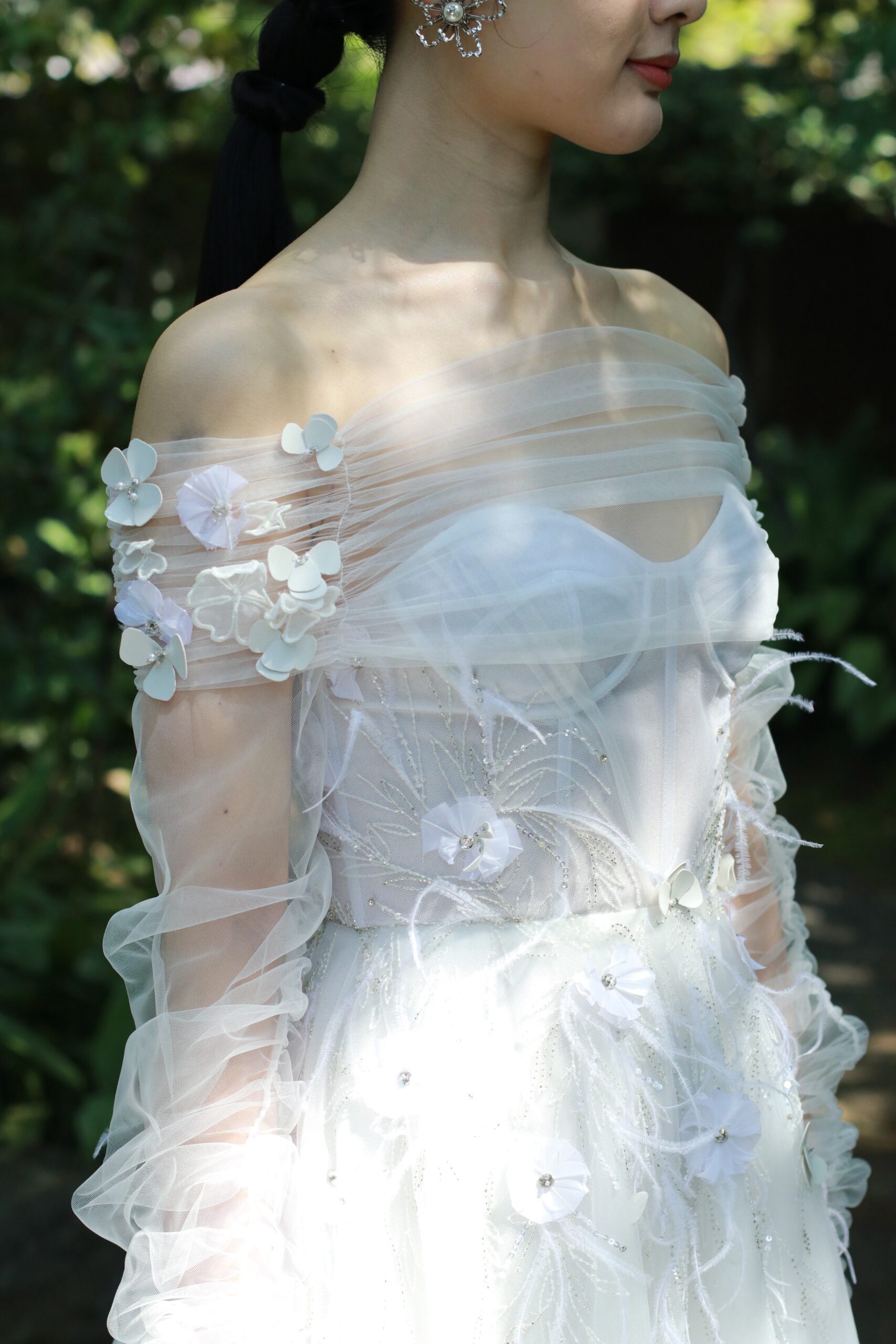 トリートドレッシング大阪店でお取り扱いしているフラワーモチーフのウェディングドレスと腕やデコルテが隠れるショール