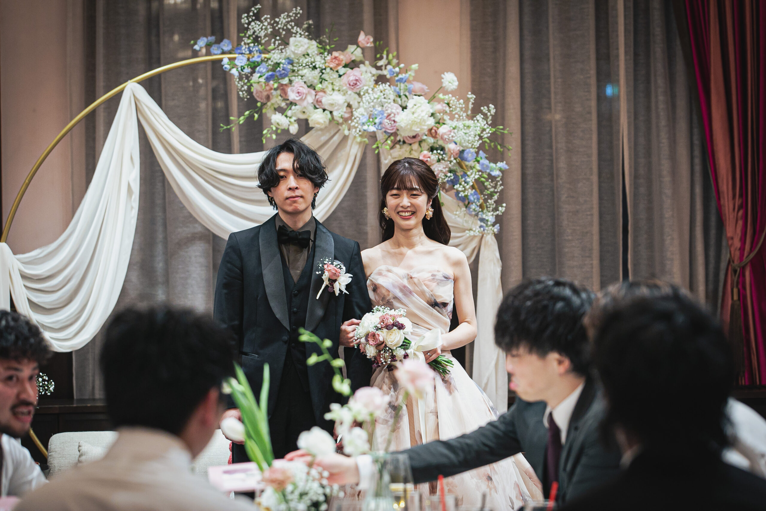 名古屋エリアの花嫁に人気の重厚感溢れる上品な結婚式会場ザコンダーハウスで過ごすお二人におすすめのザ トリート ドレッシング 名古屋店のタキシードとカラードレスのご紹介