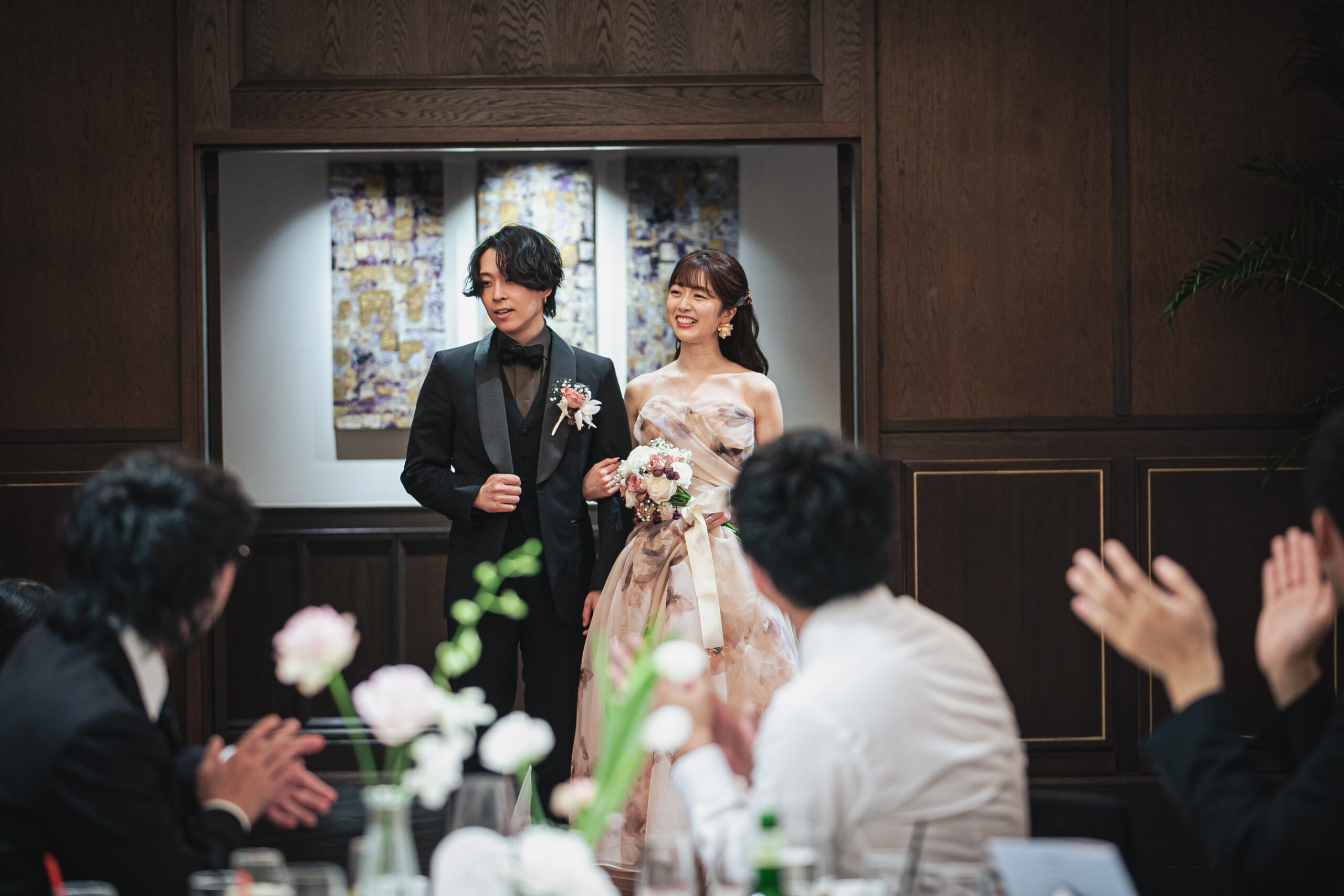 名古屋~東海エリアの結婚式会場ザ コンダーハウスにて、お二人の姿を引き立たせるザトリートドレッシングのブラックタキシードとトリートメゾンのお色直しのカラードレス