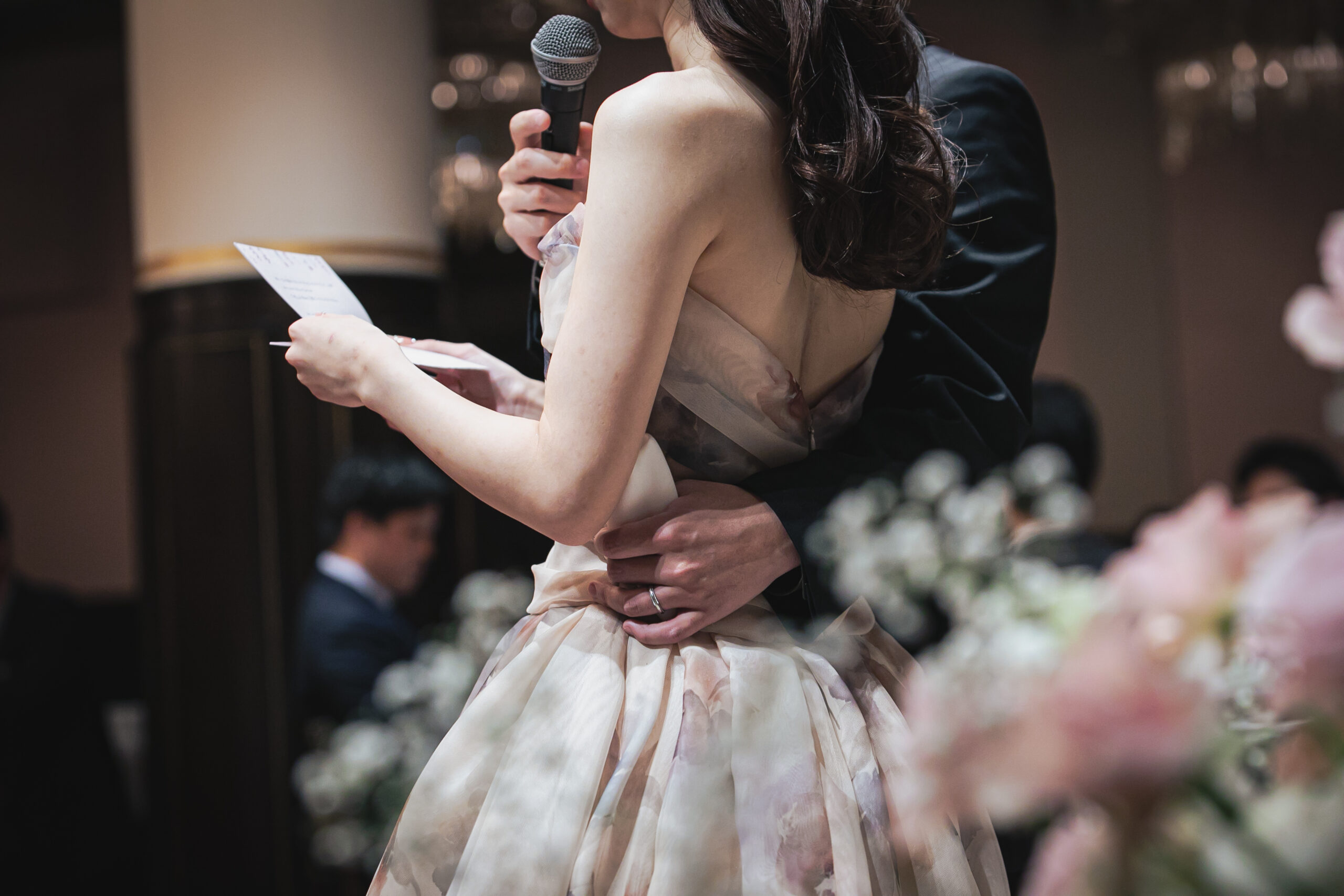 名古屋エリアの花嫁に人気なモダンでおしゃれな結婚式会場、ザ コンダーハウスにぴったりの色彩が美しい、THE TREAT DRESSINGのAラインのカラードレス