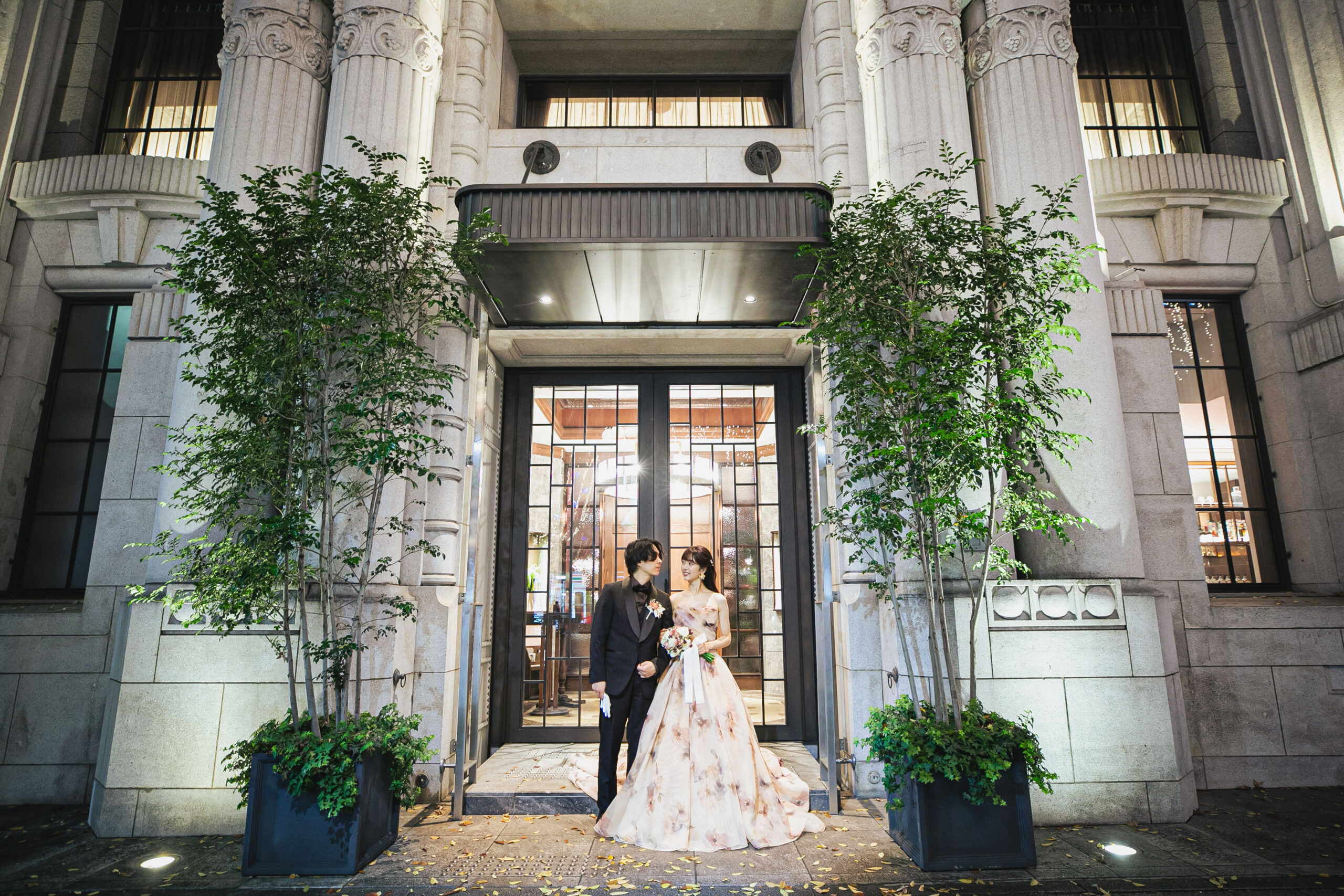 名古屋エリアで人気のドレスショップ、ザ トリート ドレッシング 名古屋店の提携会場、ザ コンダーハウスで過ごすピンクのカラードレスを身に纏ったおふたりらしい唯一無二のエレガントなお色直しスタイル