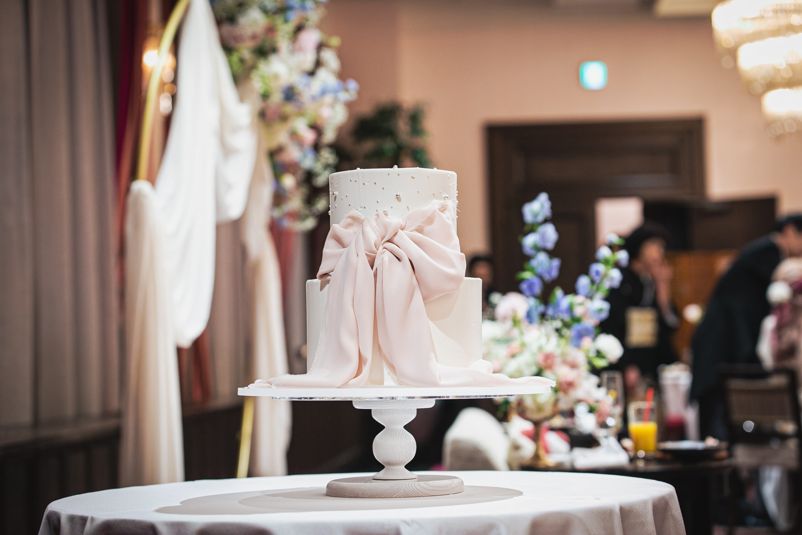 ザ コンダーハウスの専属のドレスショップ、THE TREAT DRESSING 名古屋店のウェディングドレスで身を包み、大切なゲストと共に特別な1日を作り上げるウェディングケーキの演出