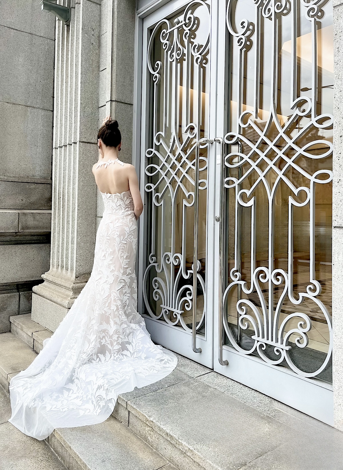 トリートドレッシング神戸店よりオスカー デ ラ レンタのスタイルがよく見えるマーメイドラインのおしゃれなウェディングドレスのご紹介