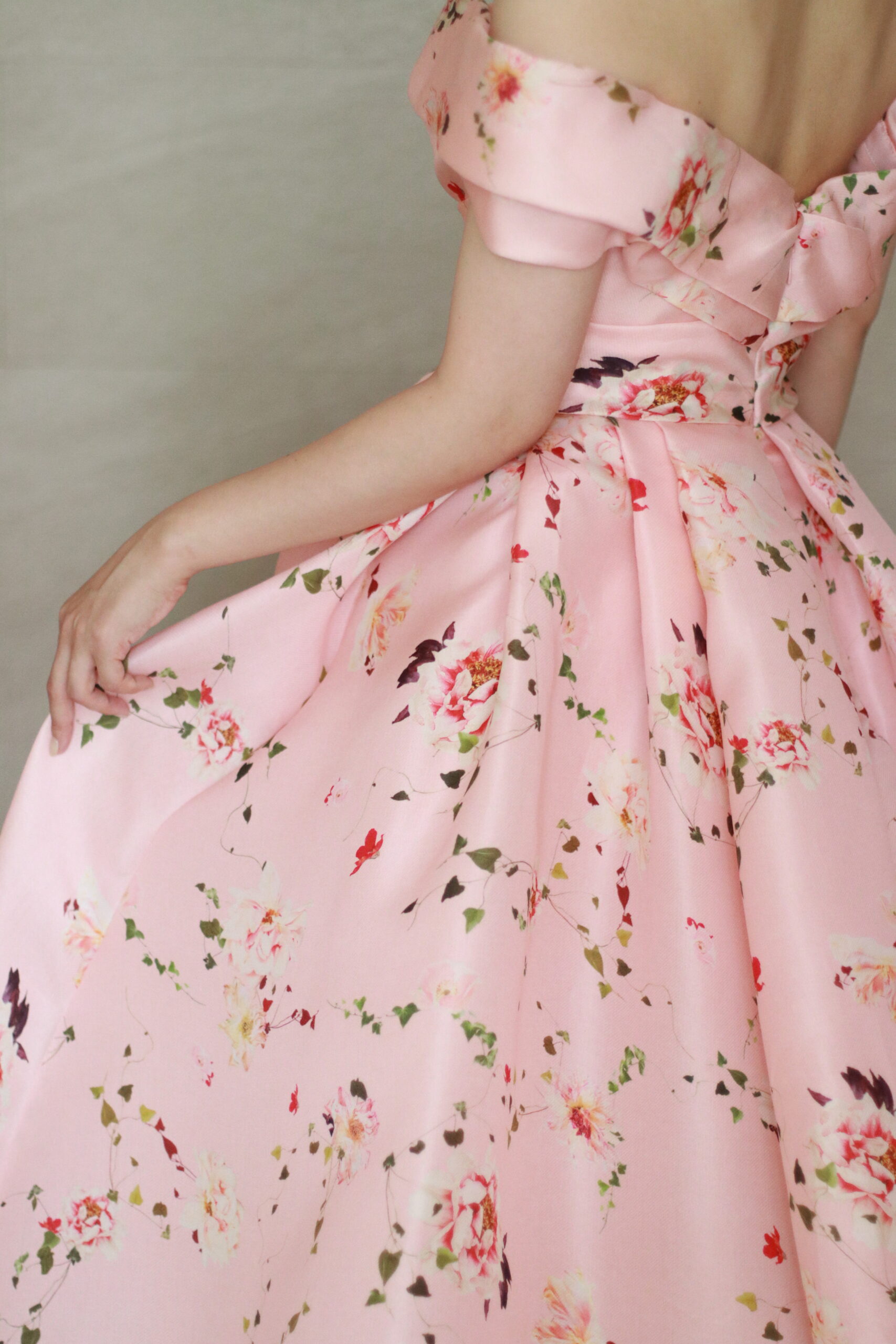 THETREATDRESSINGザトリートドレッシングから新作のモニークルイリエのフラワープリントのカラードレスのご紹介、オフショルダーが安心感のあるピンクのカラードレスはプリンセスラインが華やかで可憐な印象を叶えます