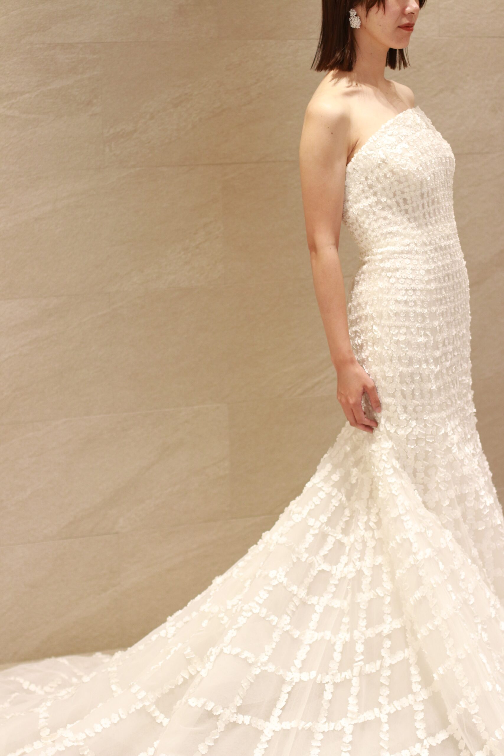 トレンドのインポートウェディングドレスを取り扱っているザトリートドレッシングに入荷した最新のウェディングドレスは、世界中の誰もが憧れるオスカーデラレンタのマーメイドラインのシルエットが美しい一着です。