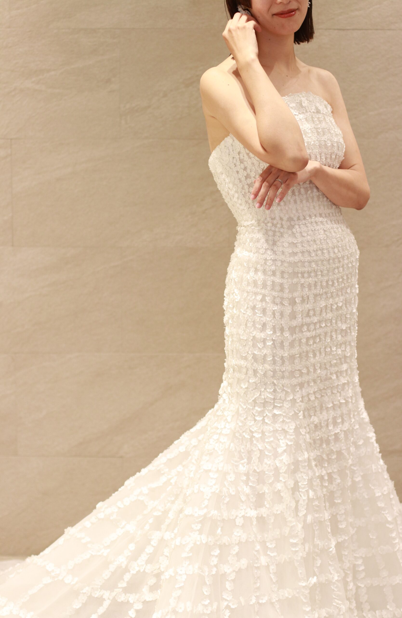 ザトリートドレッシングアディション店に入荷したのは、オスカー デ ラ レンタの格子柄にフラワーモチーフが広がるマーメイドラインのウェディングドレス。