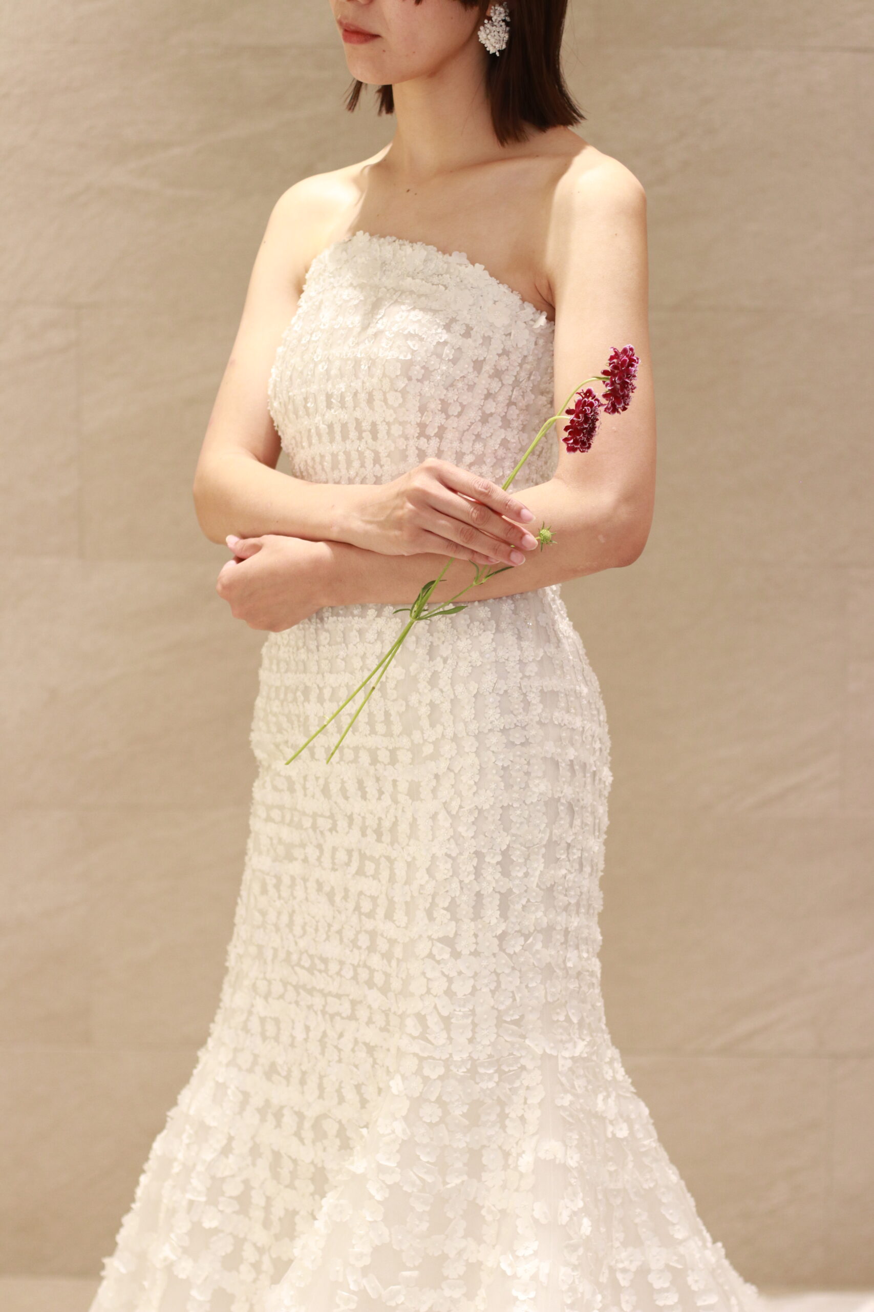 トリートドレッシングがセレクトしているオスカーデラレンタより届いた新作のウェディングドレスは繊細なフラワーモチーフが格子柄にデザインされています。