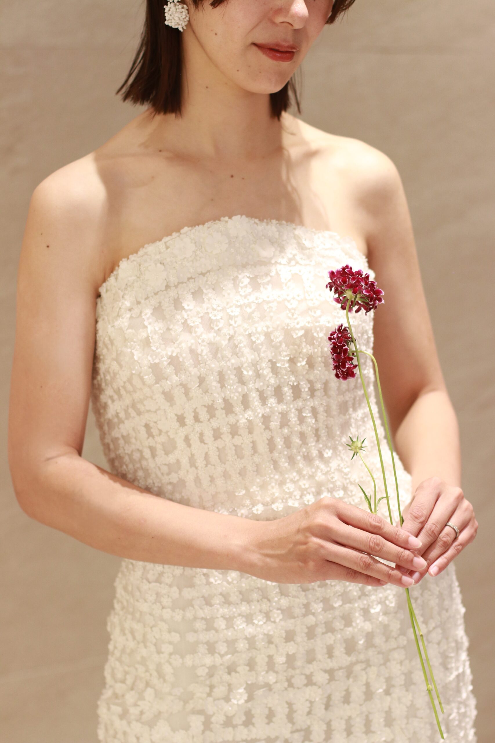 インポートドレスショップであるトリートドレッシングがセレクトしているオスカーデラレンタより届いた新作のウェディングドレスは繊細なフラワーモチーフが格子柄にデザインされています。