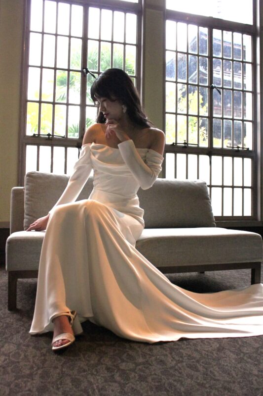 緑溢れる京都で人気の結婚式場ザソウドウ東山京都のTHE ATELIERににおすすめのクレープ生地が上品なトリート京都店のウェディングドレス