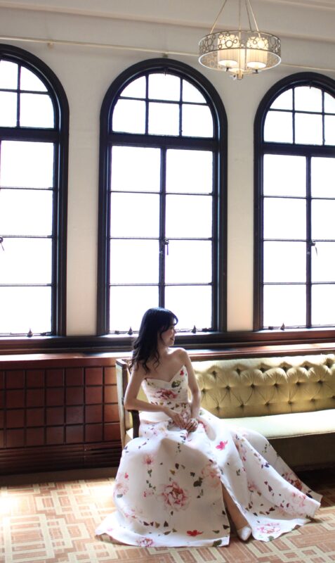 モニーク ルイリエの色彩美しい花々のプリントデザインはフォーチュンガーデン京都のザ コンチネンタル ルームのレトロモダンな雰囲気にピッタリな1着