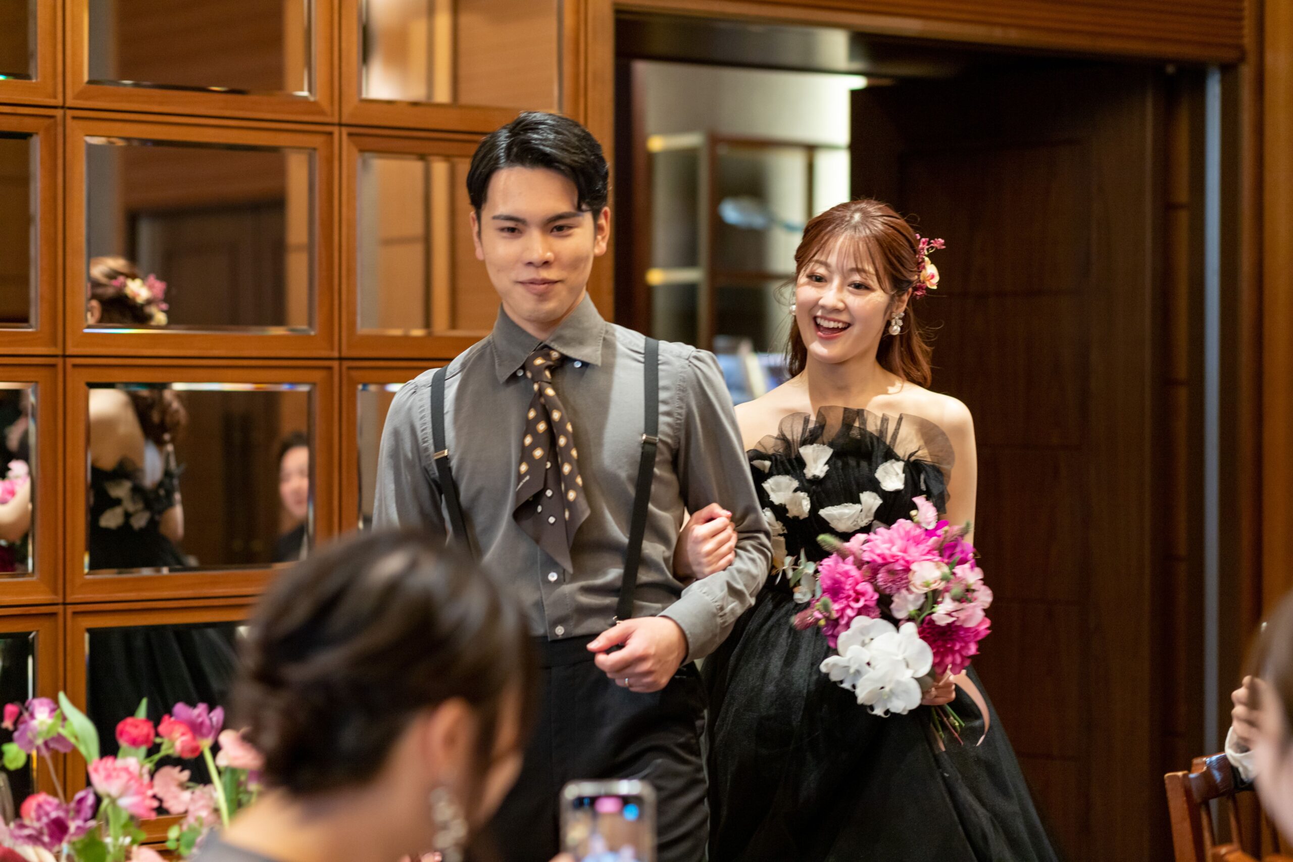 トリートドレッシングのモニークルイリエのブラックのカラードレスでおしゃれなパーティに